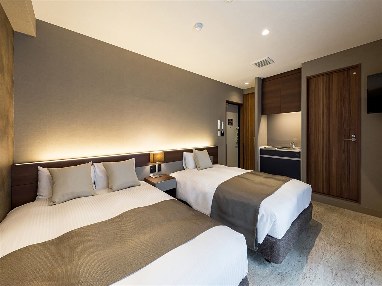 Twin room The large room has a double bed and a semi-double bed so that 3 adults can spend a relaxing time.