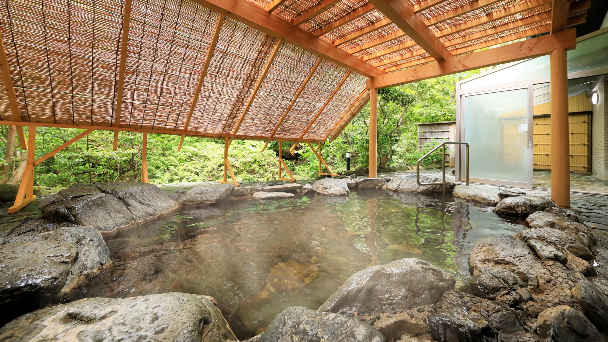 [Large public bath / open-air bath] You can take a bath from 6:00 to 9:00 in the morning