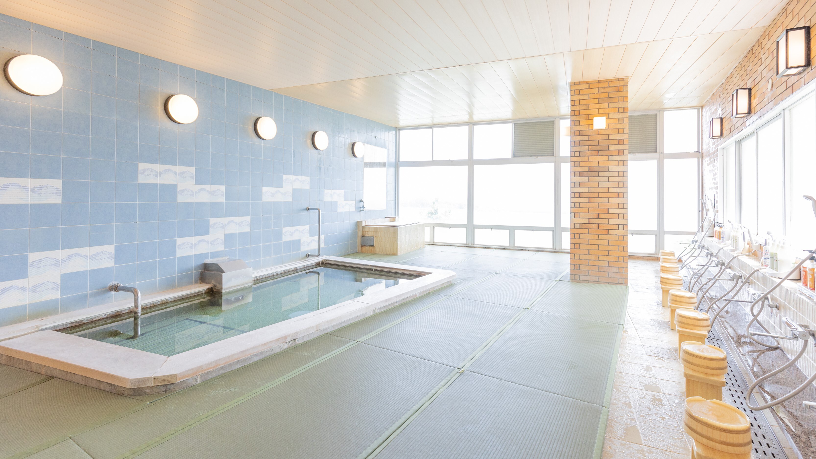 *Suối nước nóng: Sàn được trải chiếu tatami, an toàn cho trẻ em và người già.