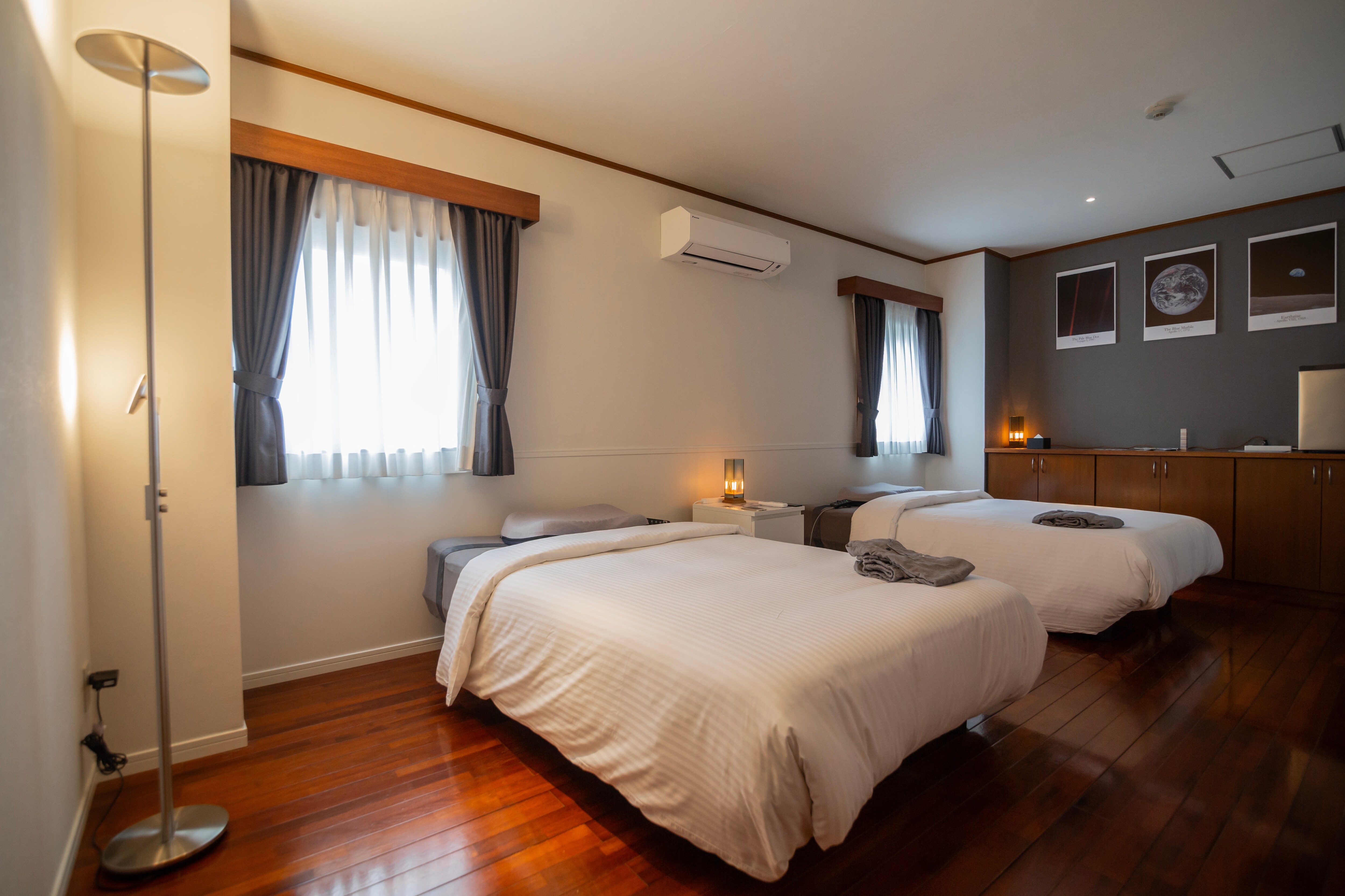 5F Main bedroom: 2 118cm wide beds, planetarium, mini fridge