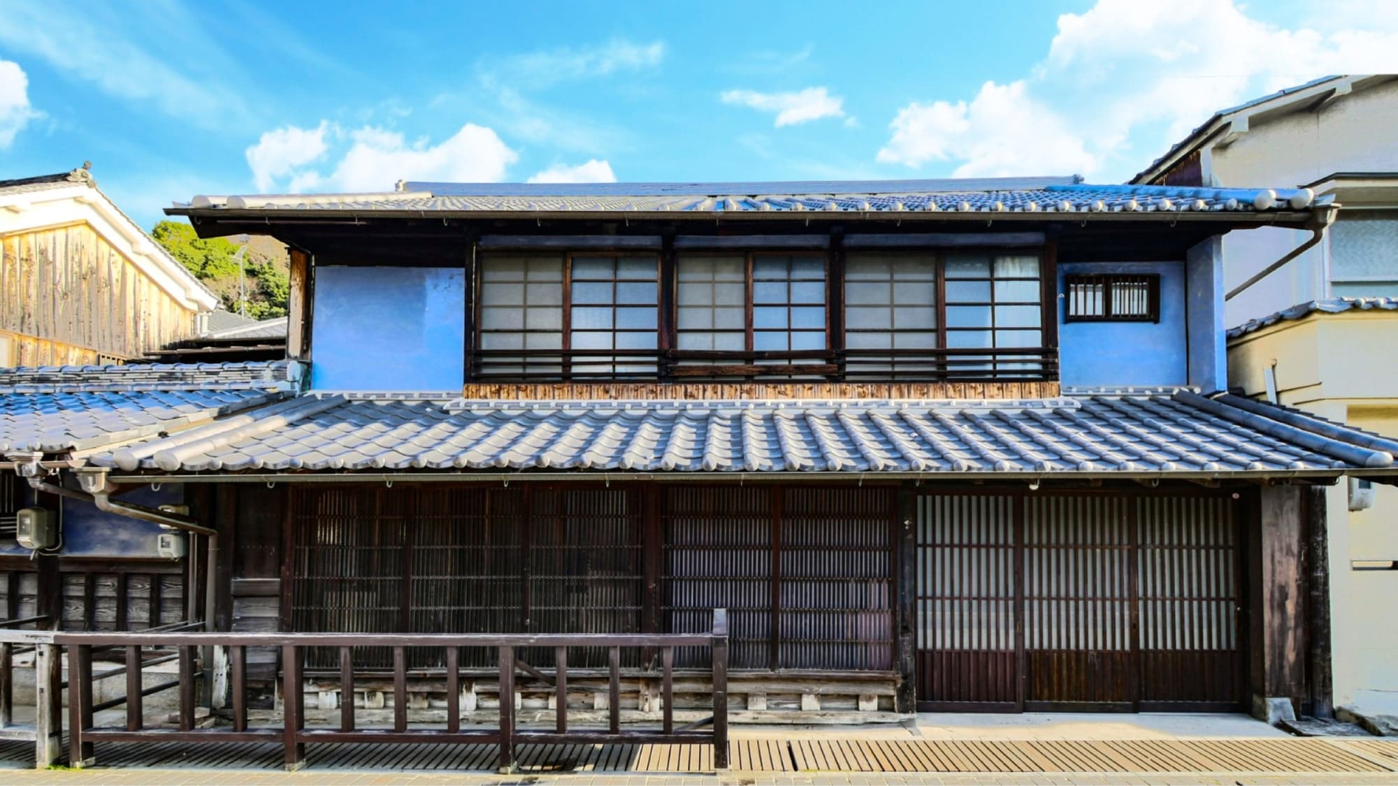 [Exterior - KIKKO Building] The accommodation building stands in the middle of a traditional townscape, with the Matsuzaka Residence, an important cultural property of the city, located across the street.