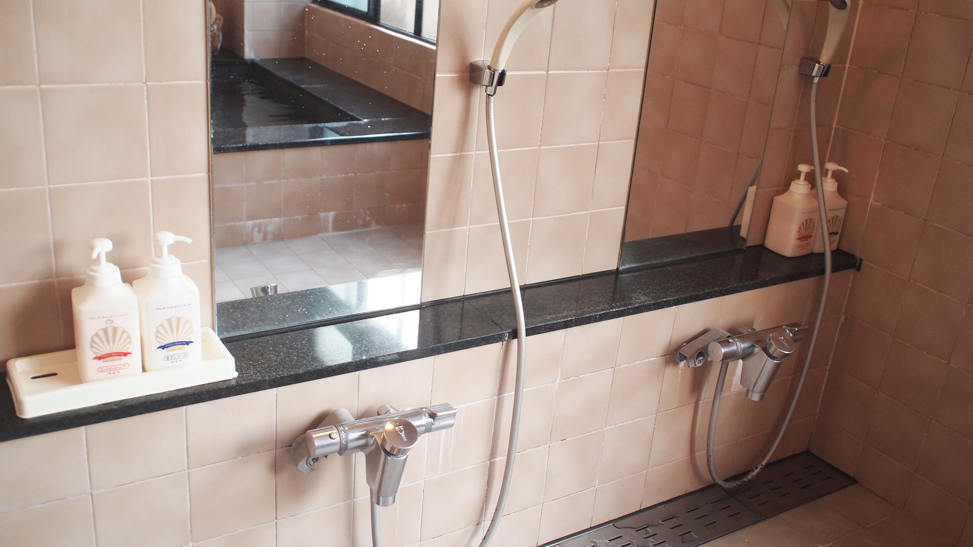 *[Bath] There are two baths, both of which can be rented for private use.