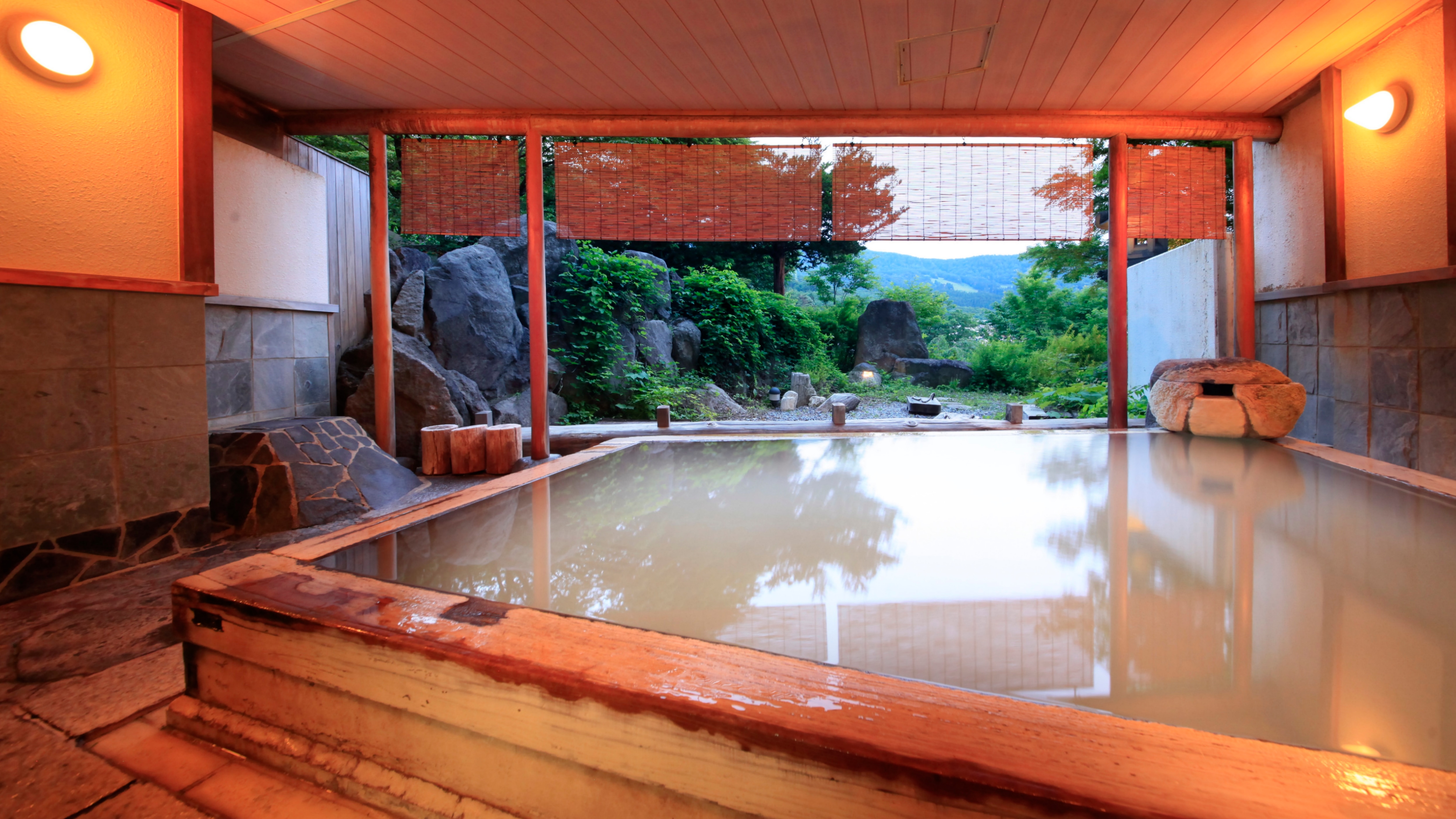 Garden open-air bath / You can enjoy the hot spring in a different atmosphere from morning till night * Image