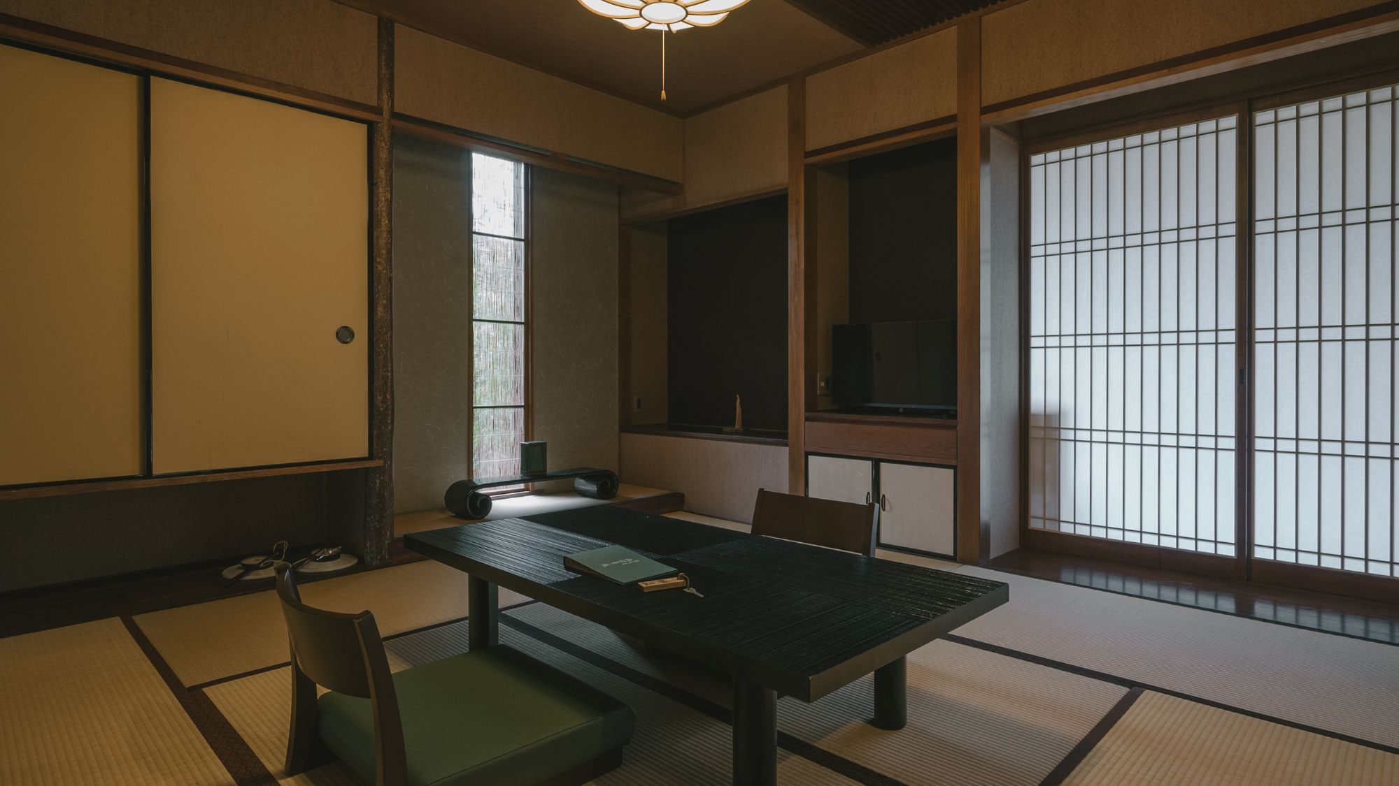 [Có một tòa nhà cho thuê cho năm nhóm mỗi ngày]