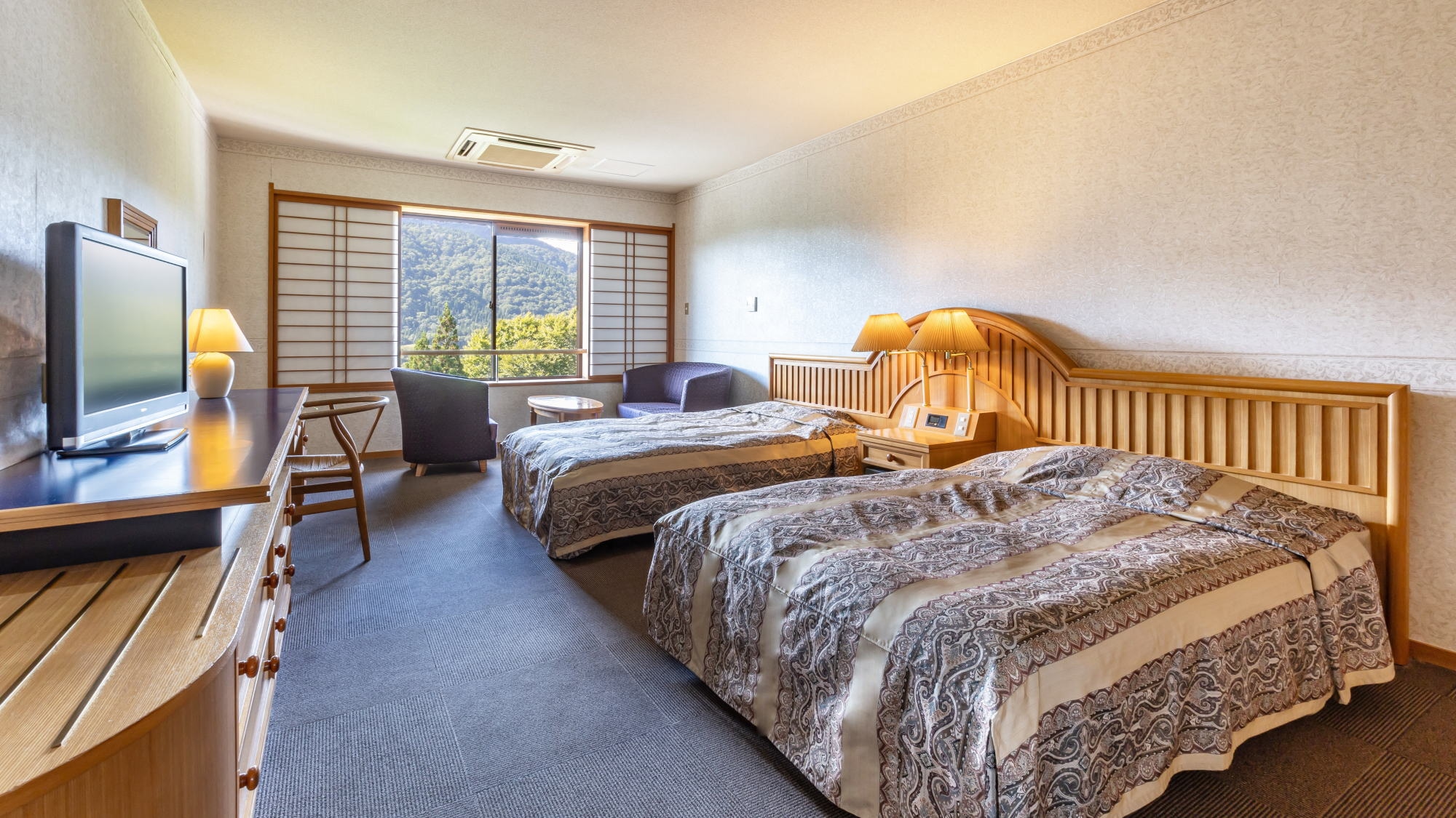 【本館雙床房】 這是一間西式客房，配備小雙人床，可讓您安心入睡。