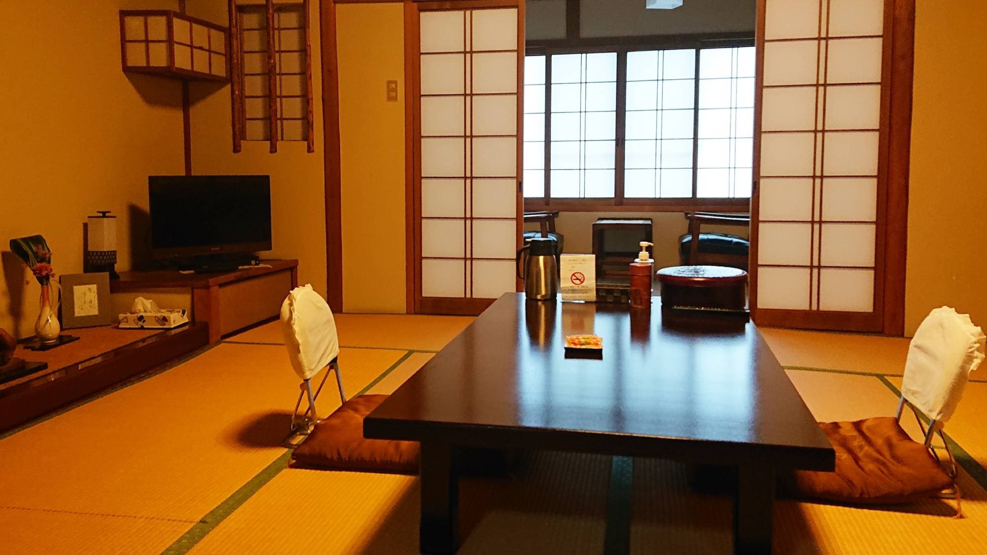・ ห้องปลอดบุหรี่สไตล์ญี่ปุ่น 10 เสื่อทาทามิ (มีอ่างอาบน้ำและห้องส้วม)