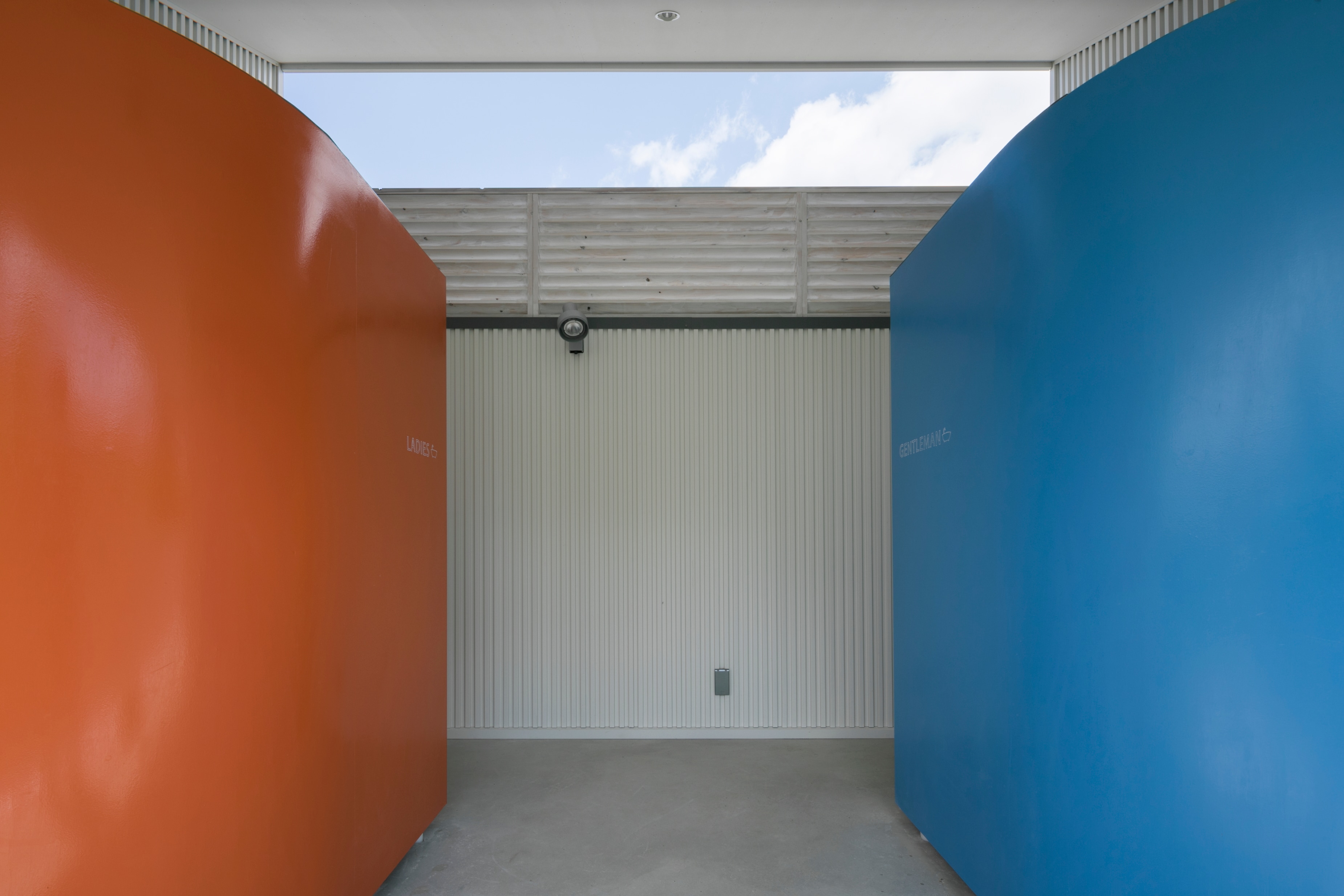 <OH! FURO> There are separate outdoor baths, indoor baths, and saunas for men and women.