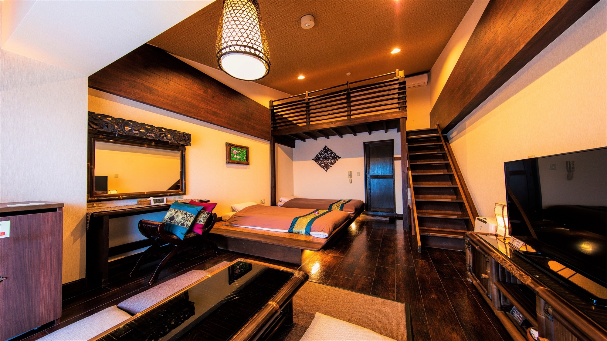 [Main Building 2F] Balinese-style Western-style room with a loft for children's delight