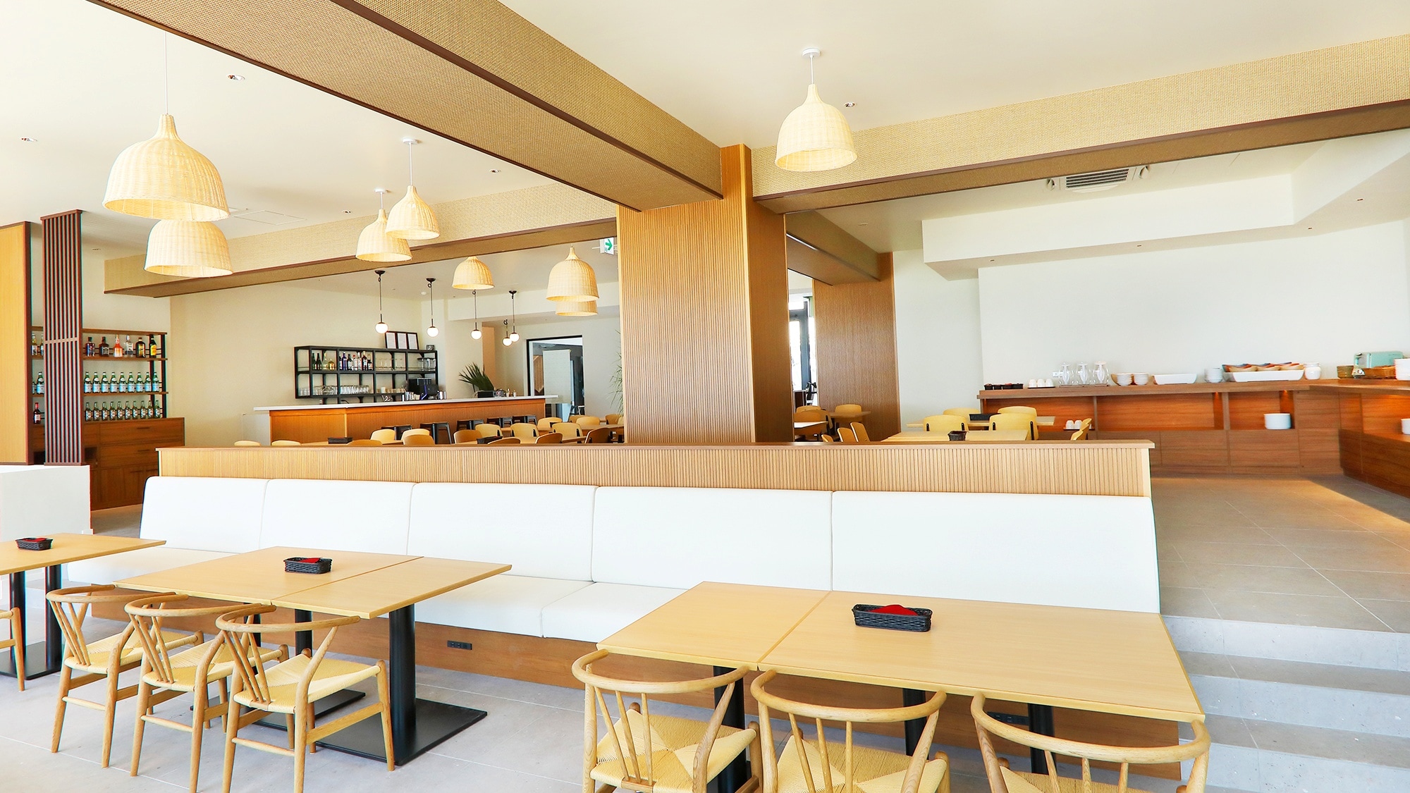 *[Restaurant] A relaxing dining space with the warmth of wood.