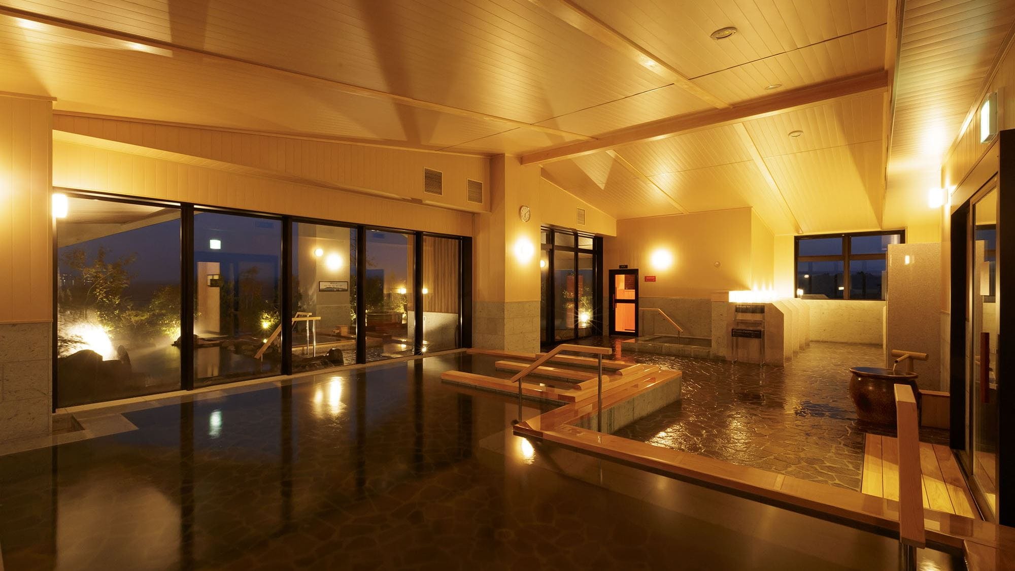[Large public bath] The "Beauty Bath" and the view from the large window invite you to a relaxing bath.