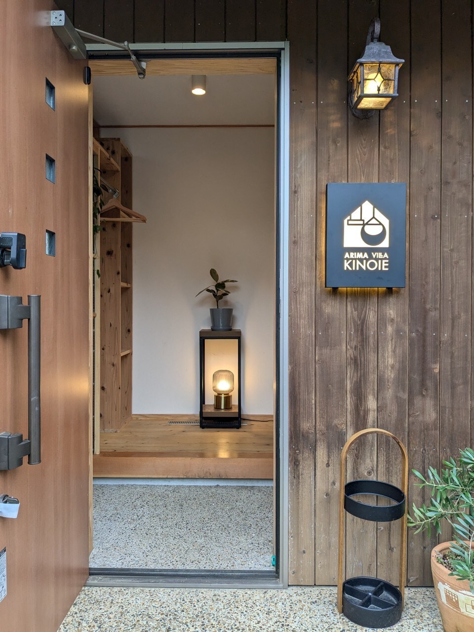 Customer entrance/exit