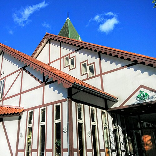 [ภายนอก] ภายนอกเป็นอิฐแดงและหลังคาสามเหลี่ยมสีเขียวเป็นจุดสังเกต