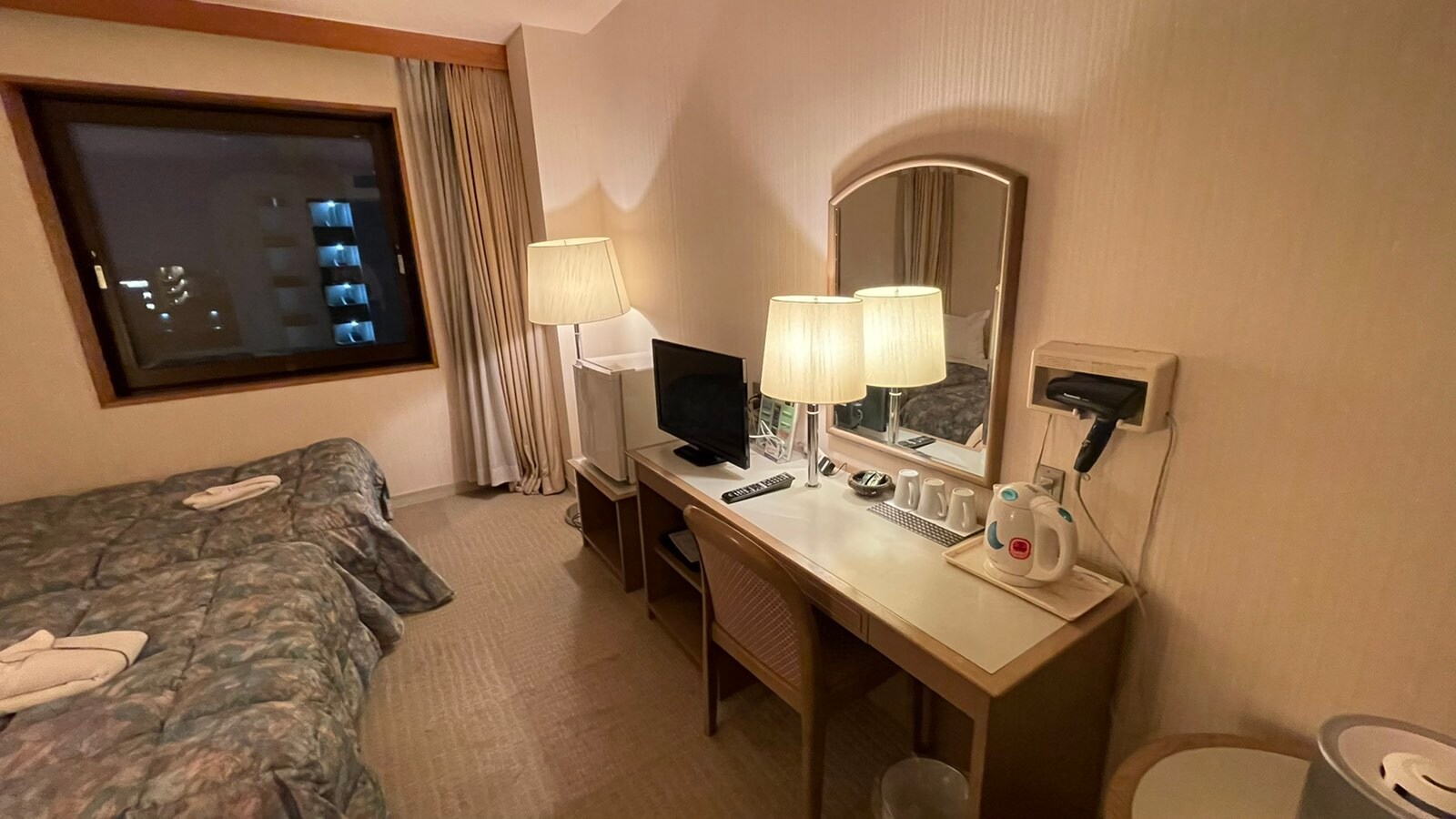 Twin room with desk