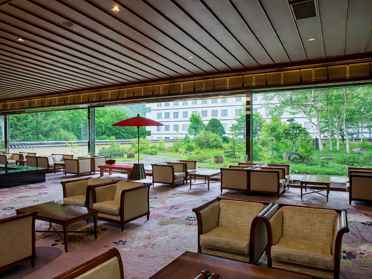 [Lobby] Relax on the sofa while looking out at the garden.