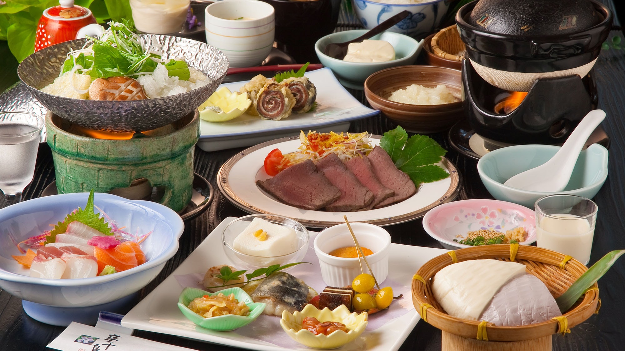 ・[Yume Chidori Gozen with Beppin Tofu] A luxurious Japanese banquet where you can enjoy smooth, strained tofu, sashimi, hotpot, and more.