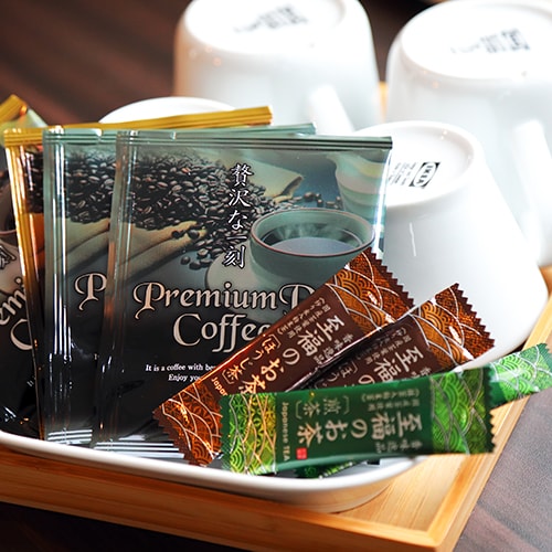 客房內提供免費茶水和咖啡。