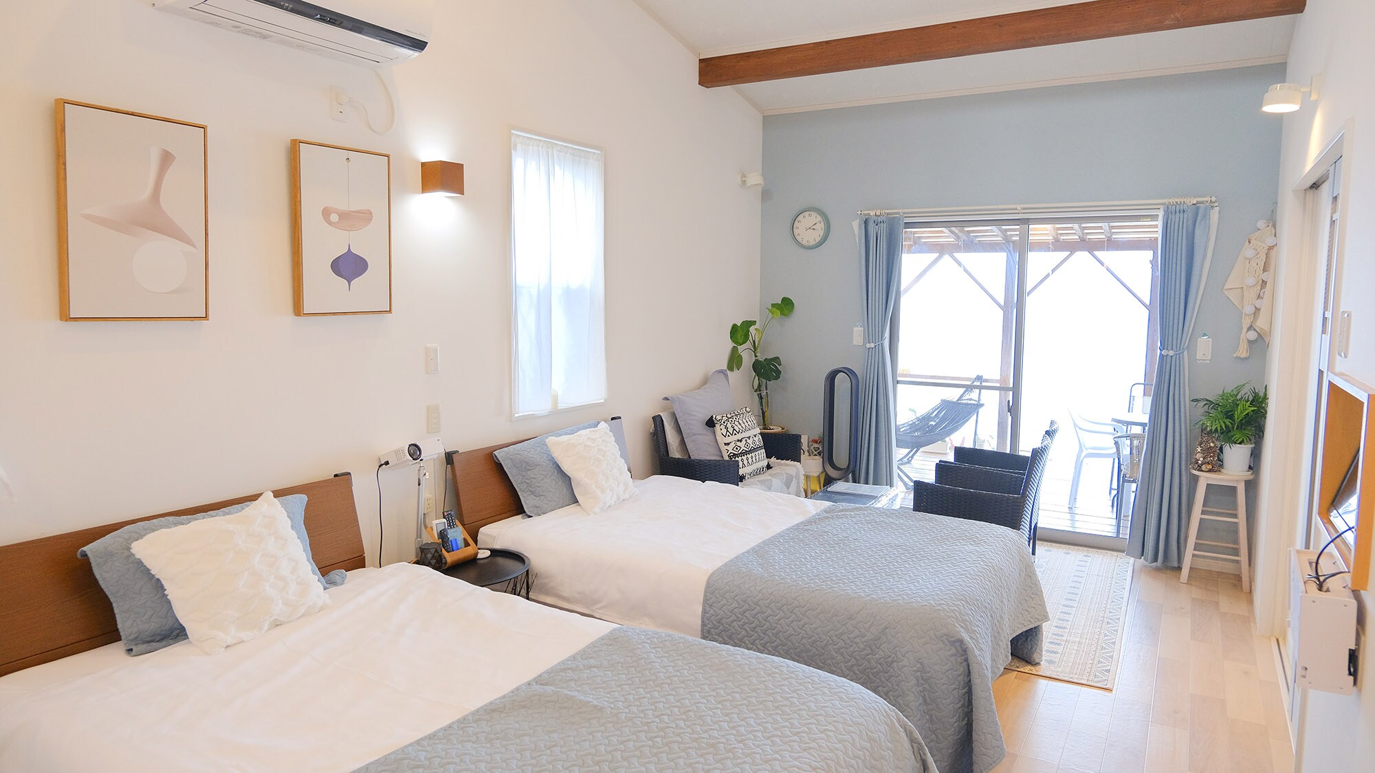 ・[Kame no Yado: Bedroom] A bedroom with two semi-double beds. You can stretch out your arms and legs and sleep comfortably.