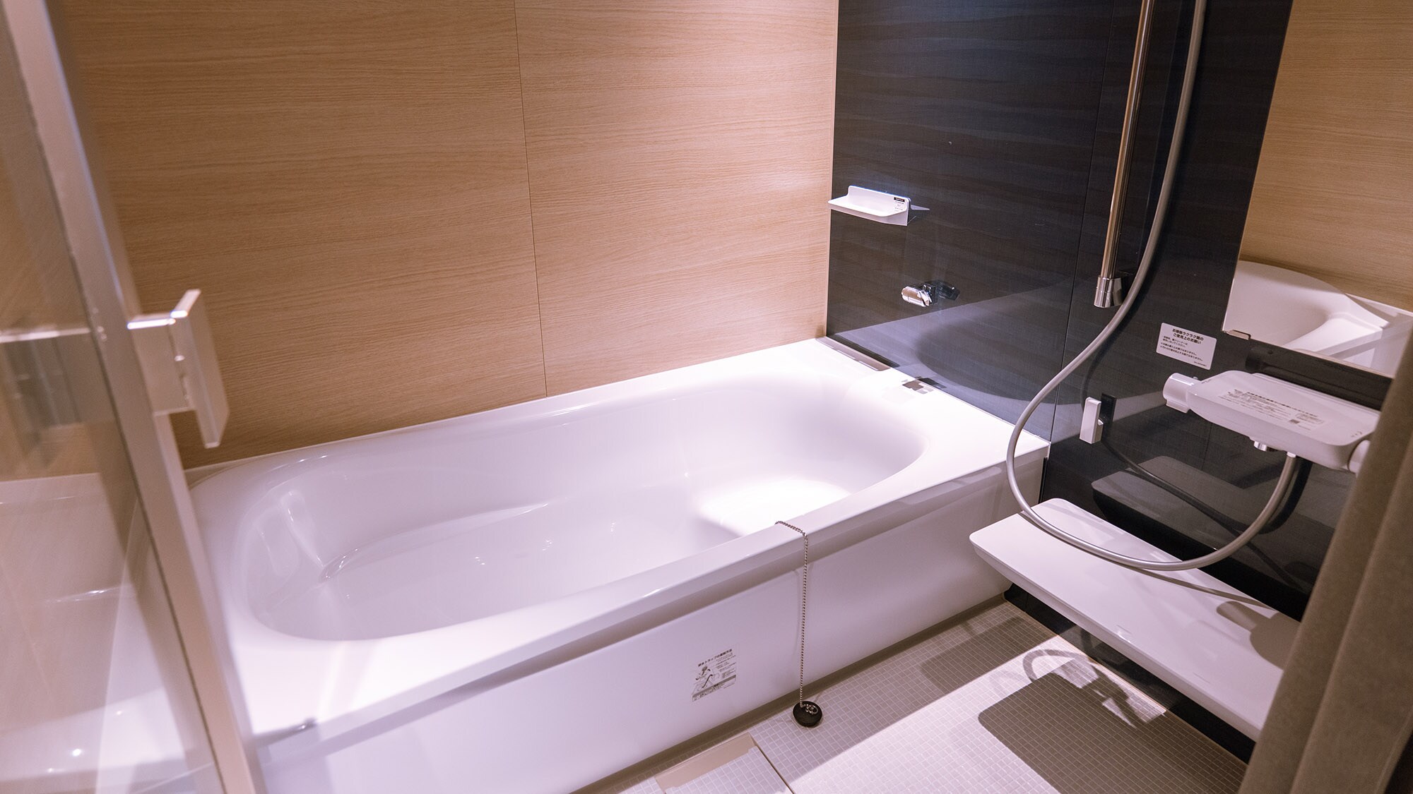 ・【豪華套房：浴室】配備時尚浴缸的浴室，舒展身心，放鬆身心。