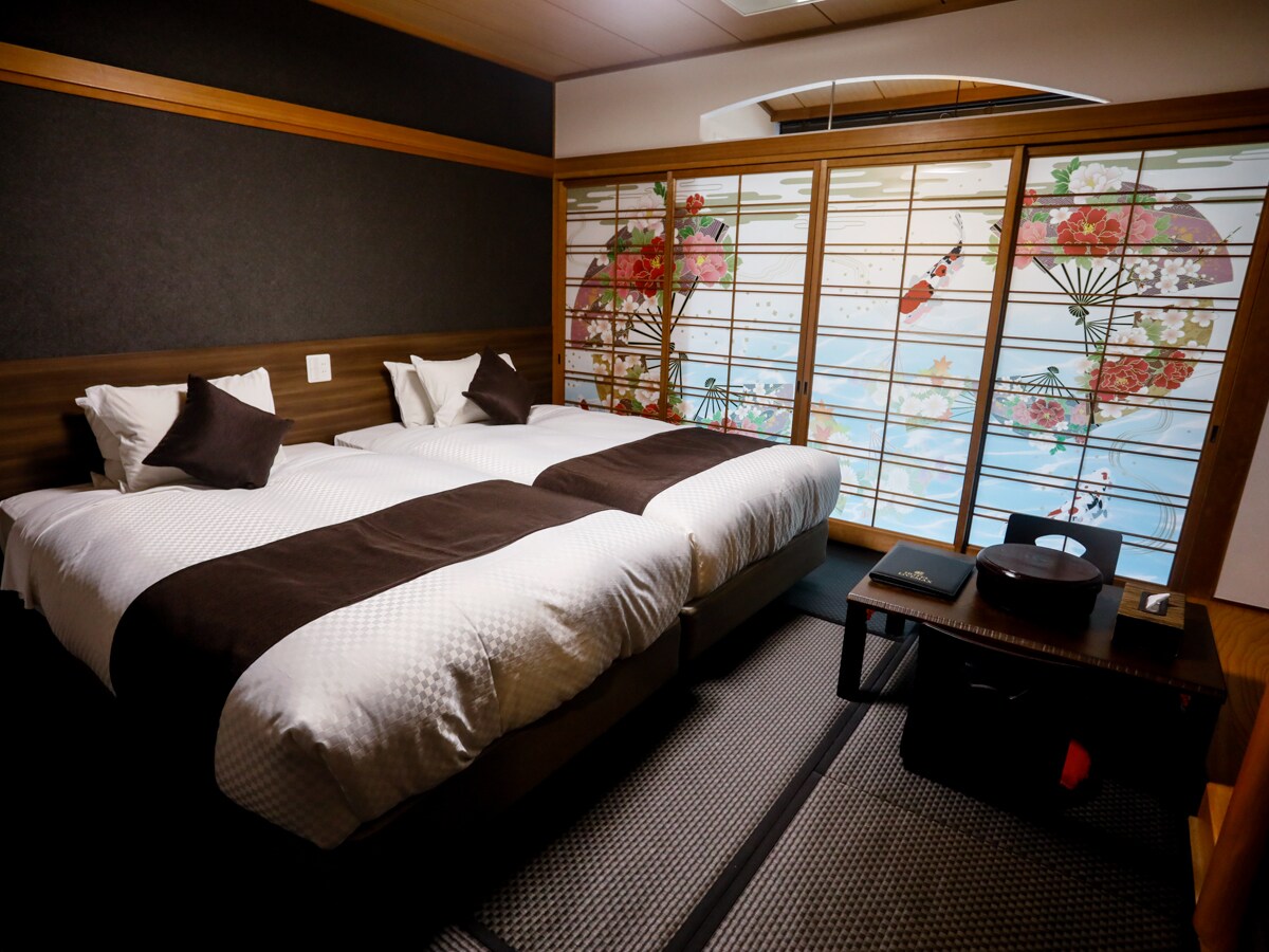 Kamar modern Jepang dengan bak mandi cemara terbuka, 27 meter persegi
