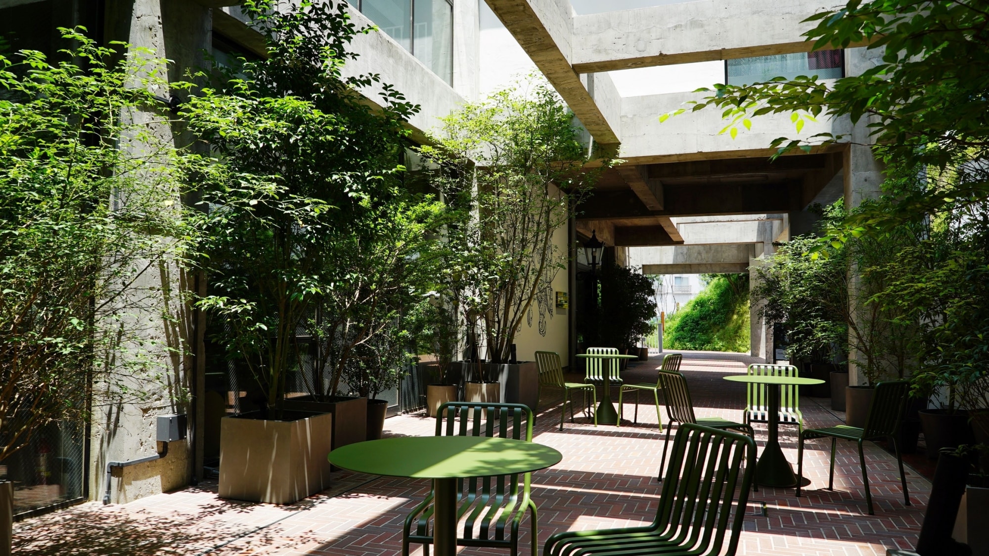 [the LOUNGE] If the weather is nice, we recommend relaxing on the terrace seats in the passage.