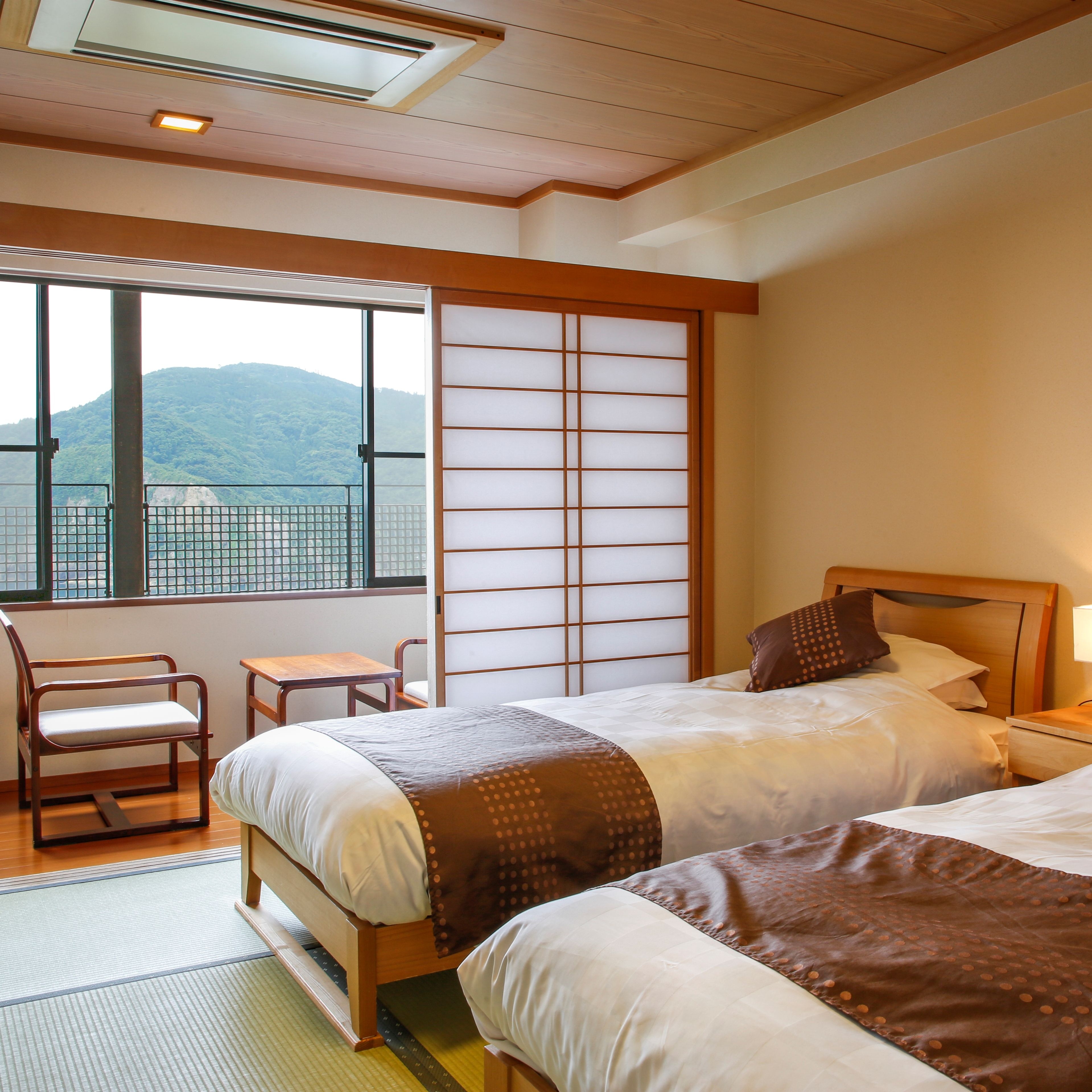 Kamar Jepang dan Barat dengan tikar tatami Sebuah "ruang santai" di mana orang Jepang dapat bersantai dengan tikar tatami yang paling menenangkan.