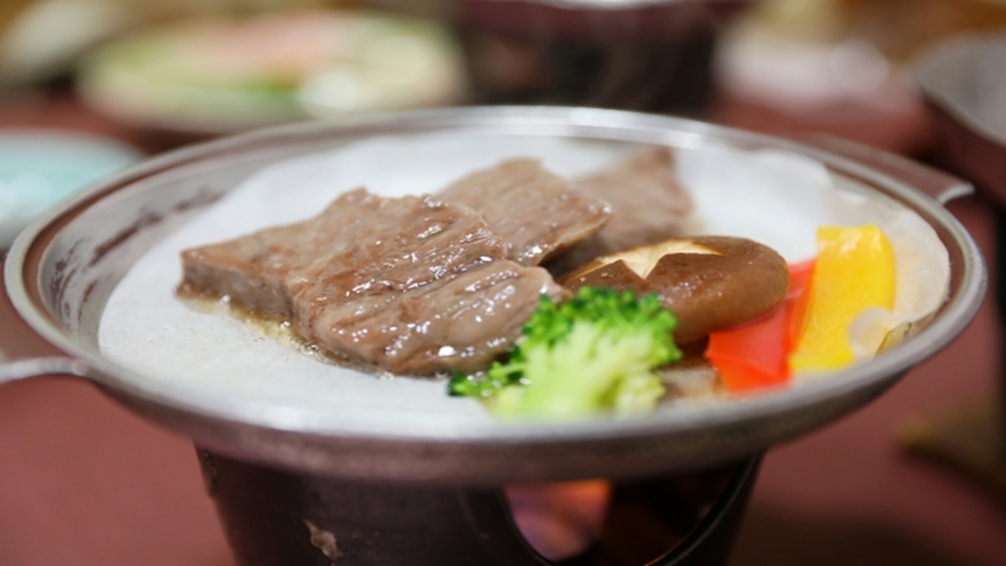 *[Contoh makan malam] Daging sapi Fukushima dipanggang di piring keramik. Silakan nikmati rasa daging sapi Fukushima yang meleleh di mulut Anda.