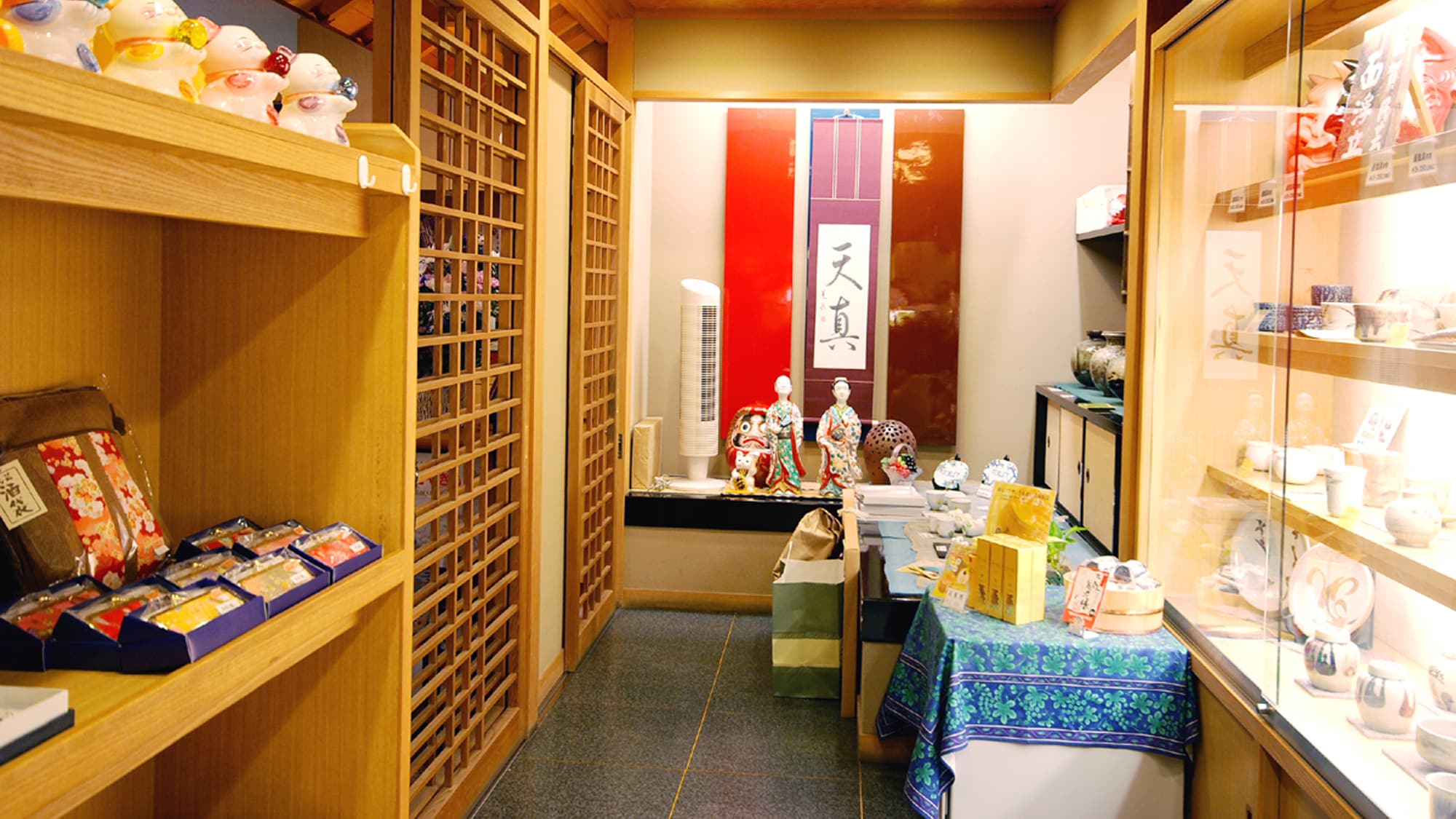 [1F shop] 我們還有武雄紀念品和可愛的飾品。