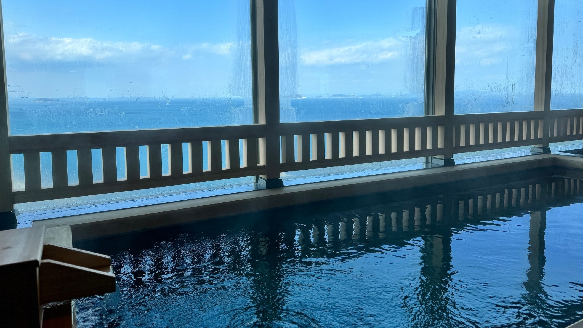 Large panoramic bath: The panoramic bath is 200m above sea level!