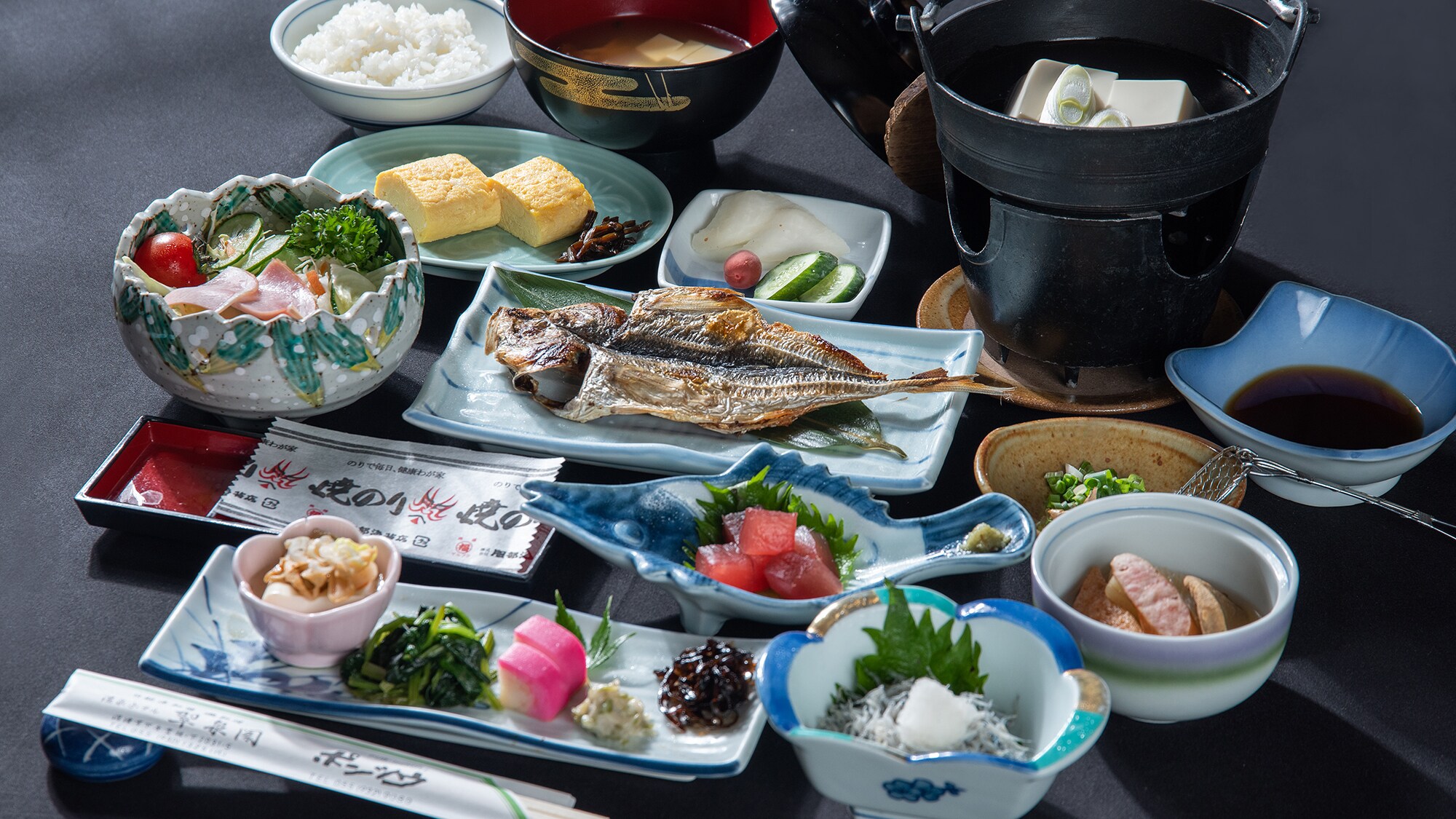 * [Contoh sarapan] Nikmati ikan kering khas Numazu, yang diselesaikan satu per satu dengan hati-hati oleh pengrajin terampil.