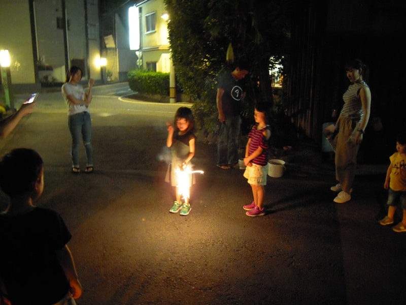 「夏日家庭計畫」包含手持煙火作為獎勵！
