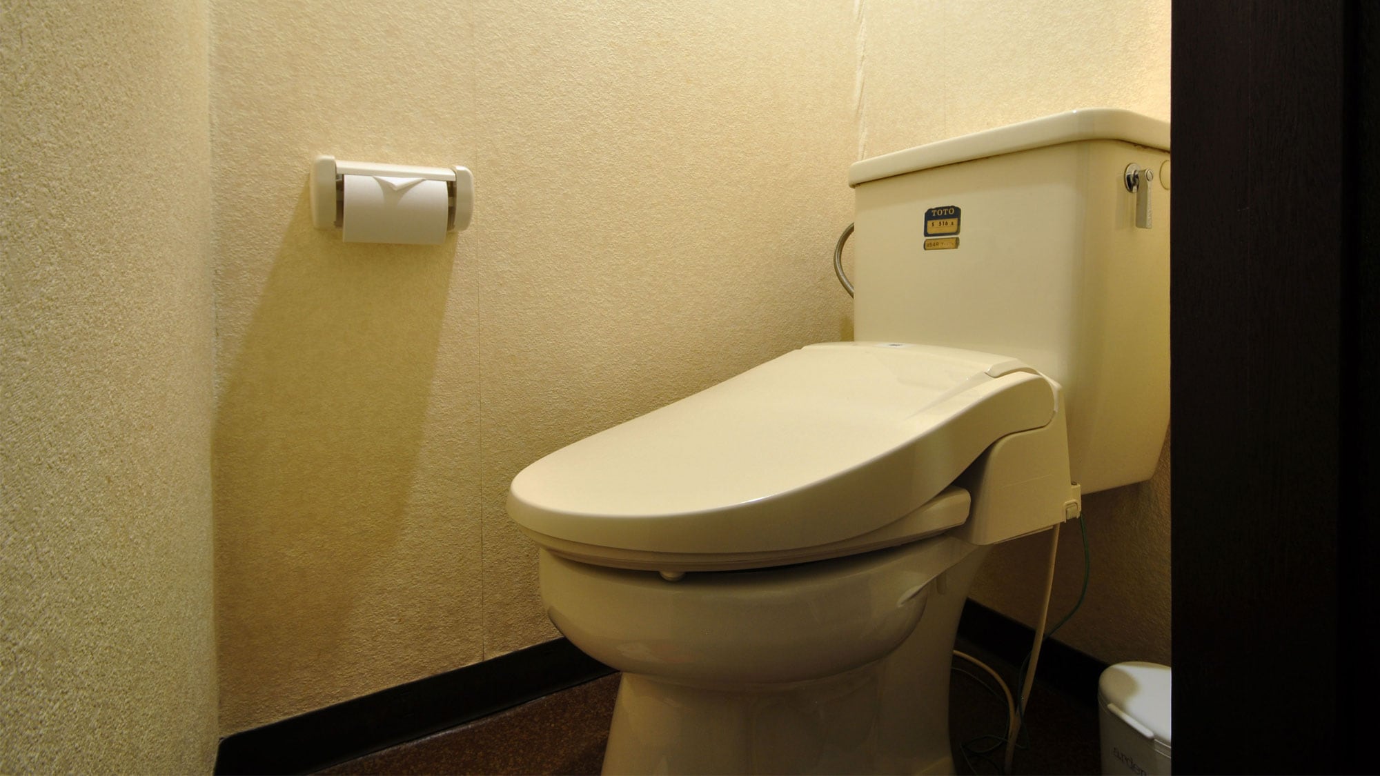 [6 tatami Japanese-style room] There is a private toilet.