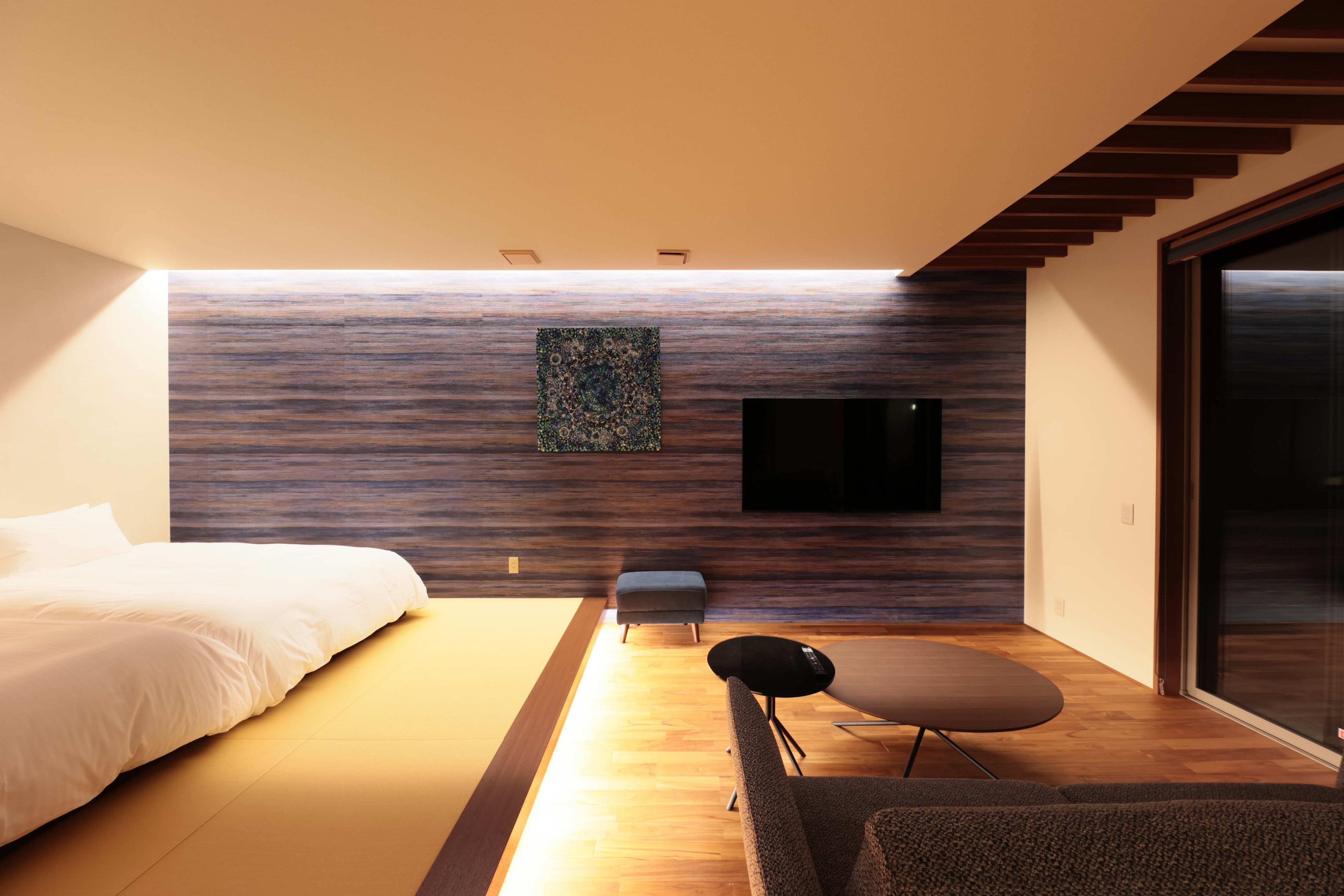 [Seisen] The only guest room with a water basin terrace. At night, the water surface is reflected on the ceiling, creating a fantastic space.
