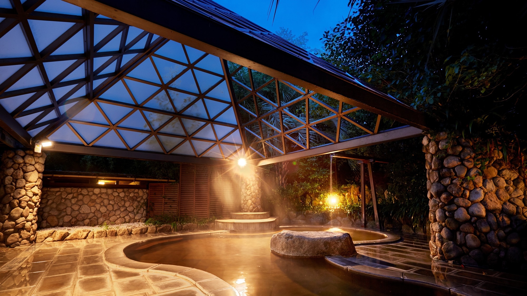 A garden open-air bath with a fantastic atmosphere at night.