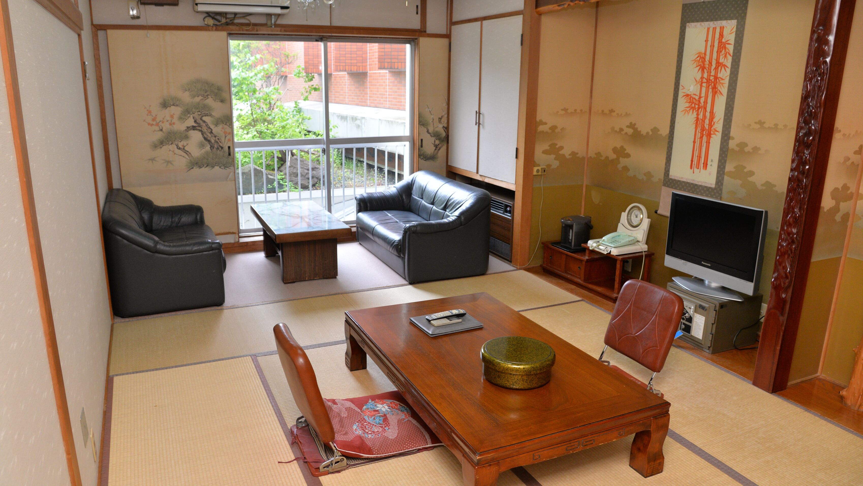 ◆ Annex Japanese-style room 8-12 tatami mats The spacious Japanese-style room seems to heal the tiredness of work and travel.