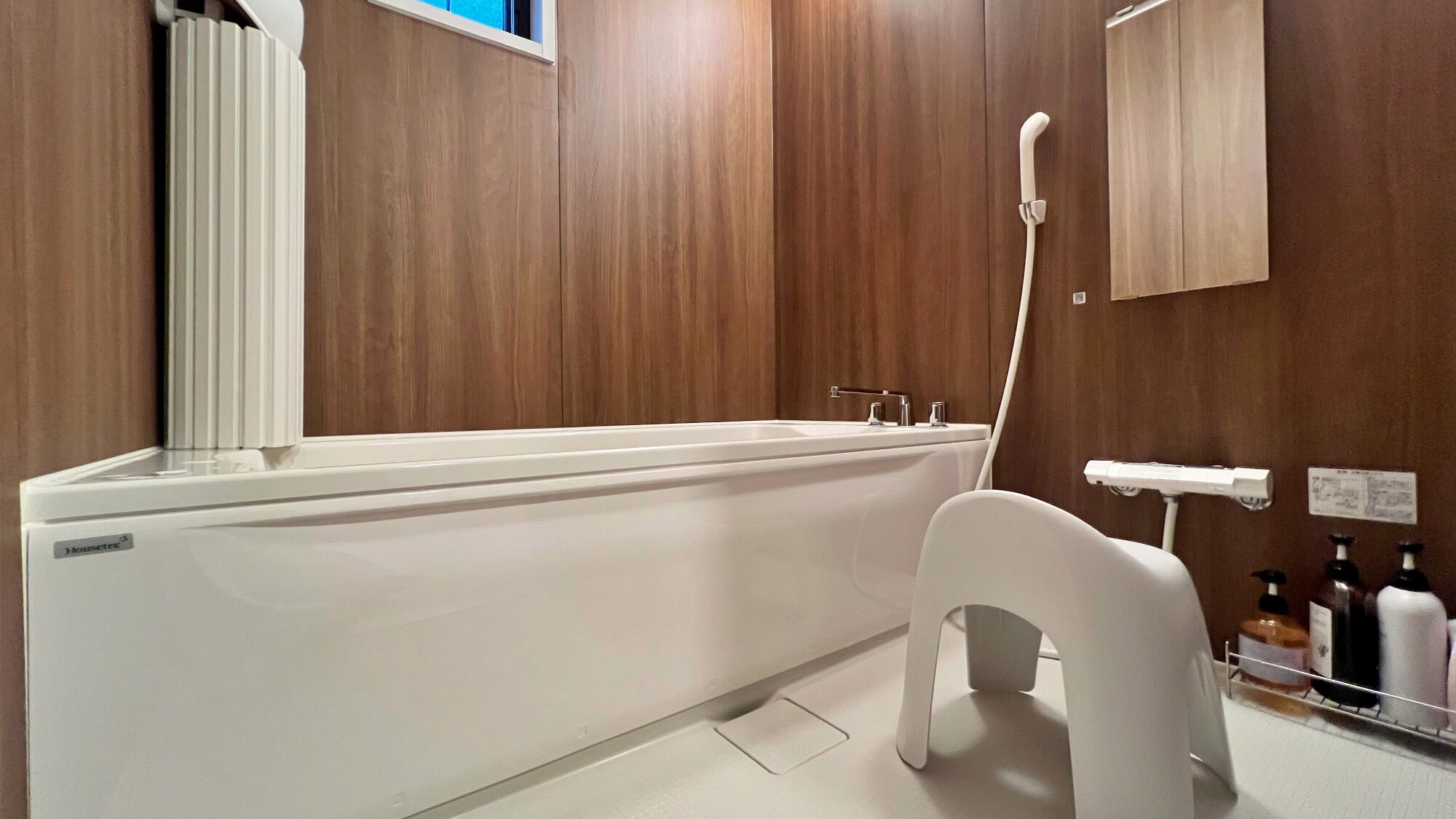 Standard Plus Room (1-3 persons) with bath, toilet and washbasin