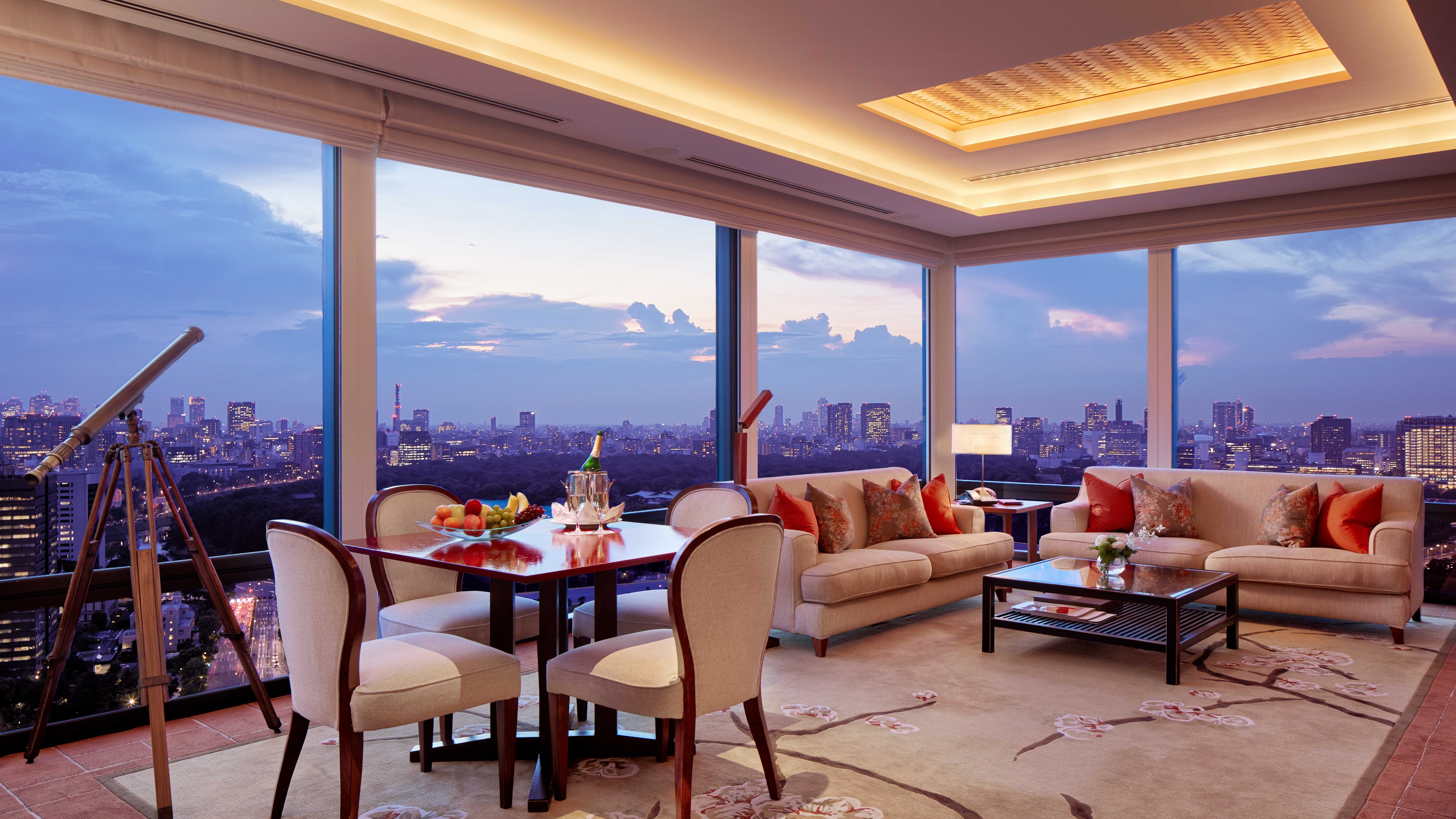 Suite Deluxe - Sisi Istana Kekaisaran - Ruang Tamu & Ruang Makan