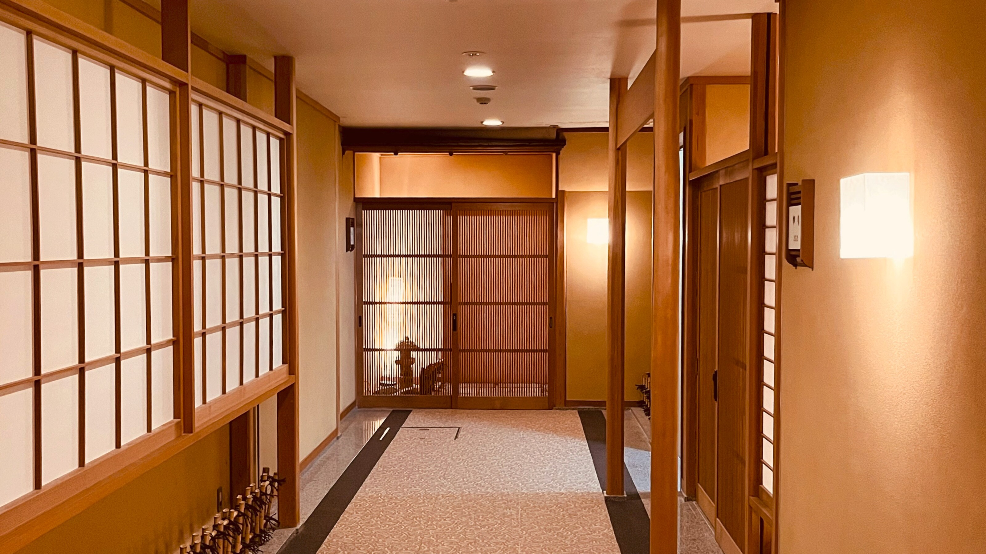 [Special room/two or more rooms] Guest room entrance