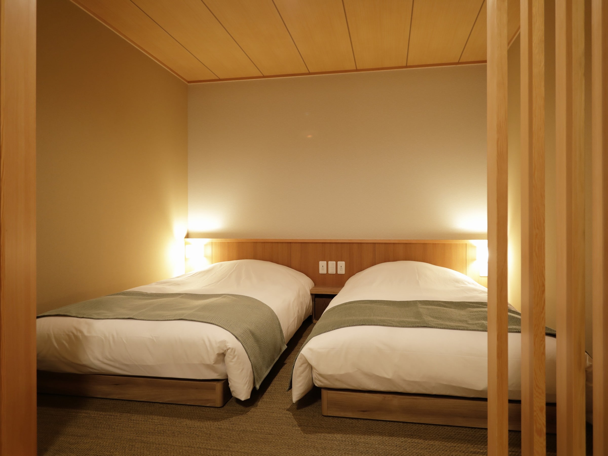 [房间] 豪华双床 ◆ 32.2 平方米 3 人入住时请使用被褥。
