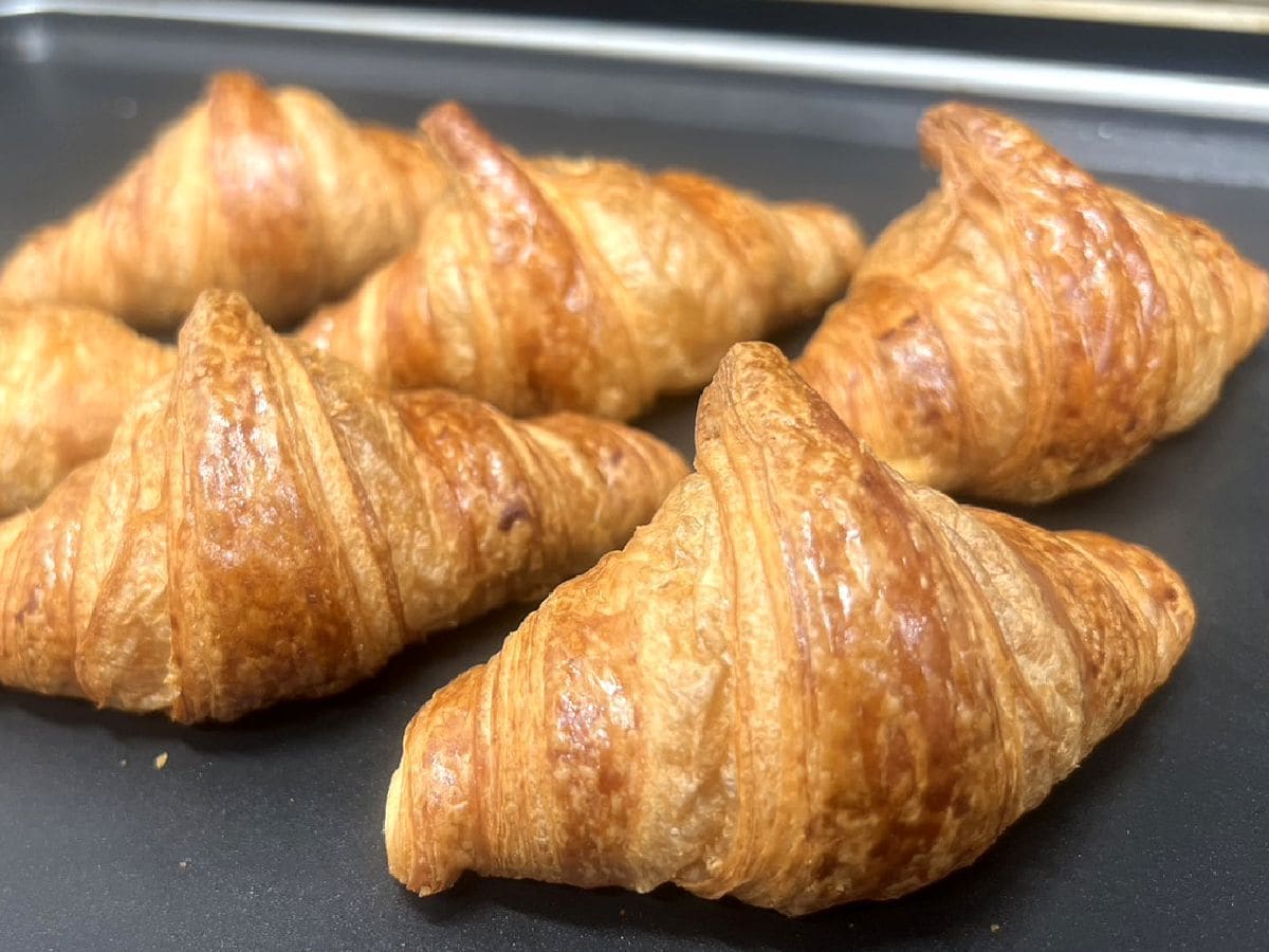 飯店每天早晨烘焙新鮮的法式羊角麵包，採用 AOP 認證的發酵奶油製作