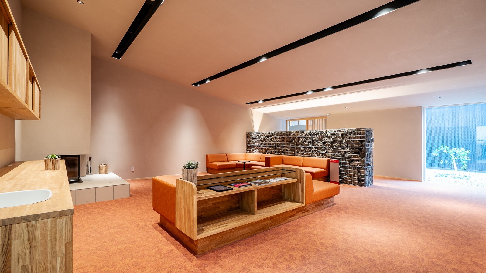 [Guests Only Lounge]