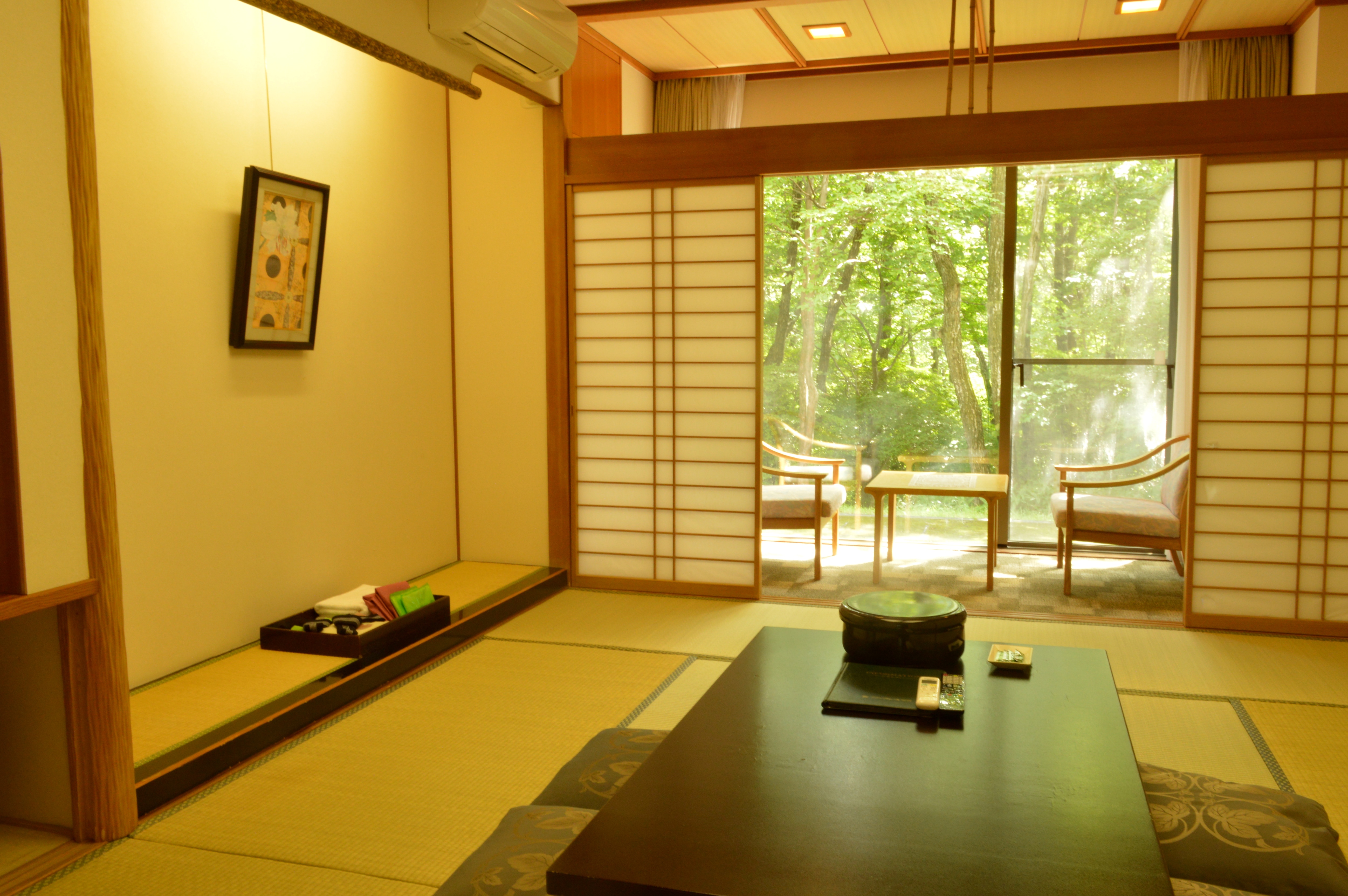 A Japanese-style room where you can relax while feeling the nature