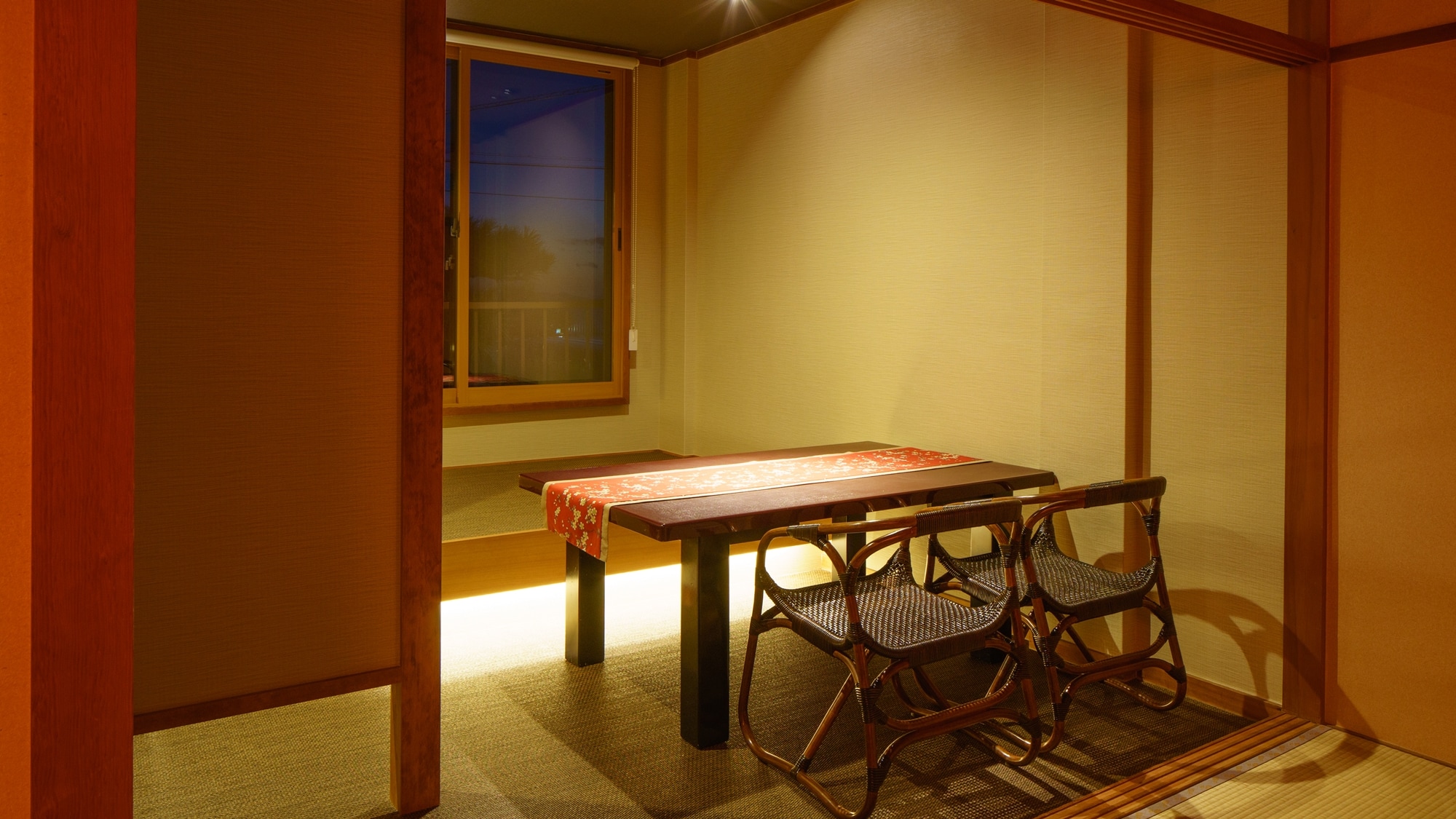 *[Biwakonanairo◆Akebono] A 10 tatami Japanese-style room. Relax and enjoy the view of Lake Biwa that changes from day to night.