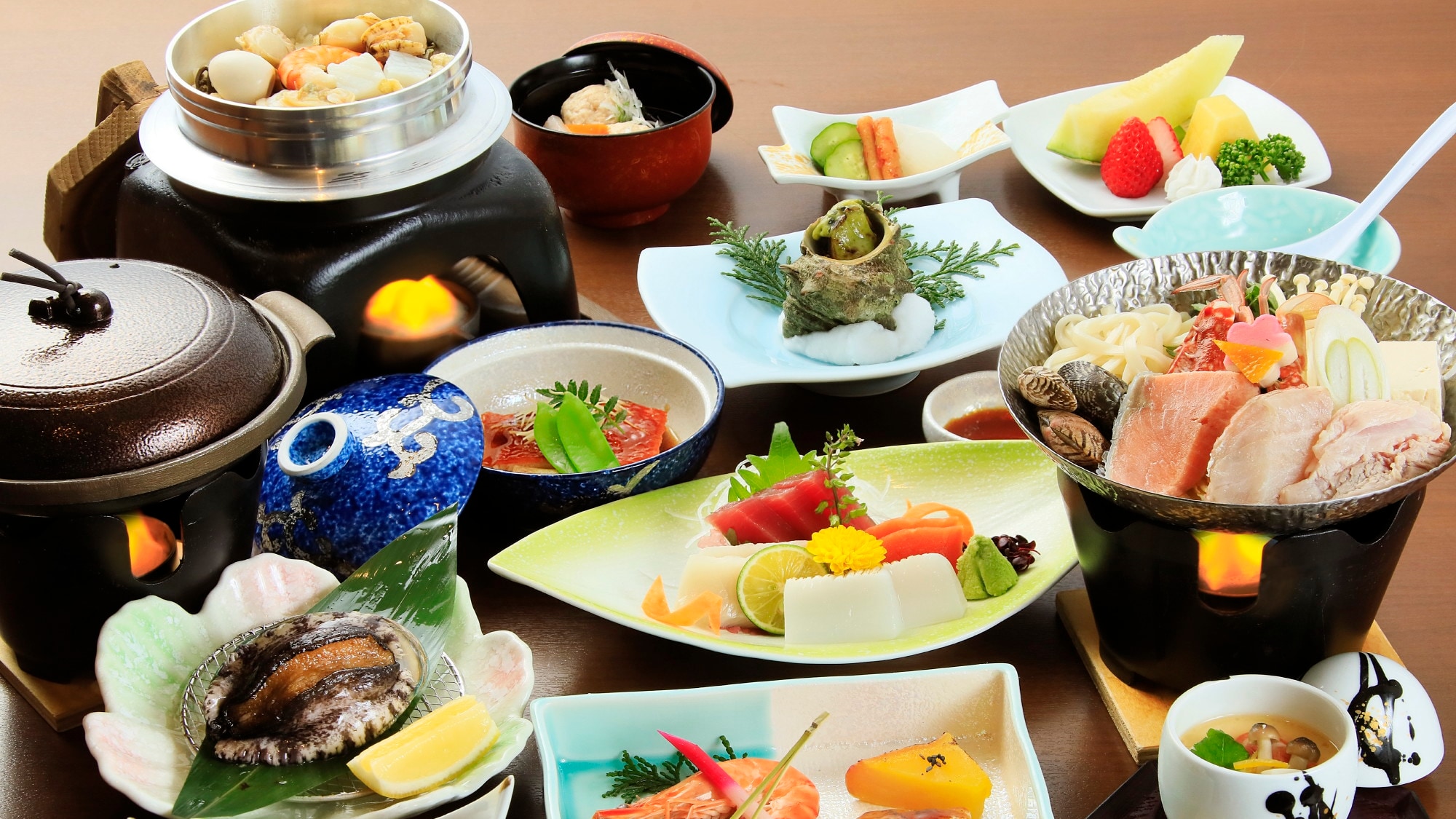 [Dinner Kaiseki] Enjoy seafood to your heart's content with the Miumi Plan dinner, which includes abalone grilled on a porcelain plate.