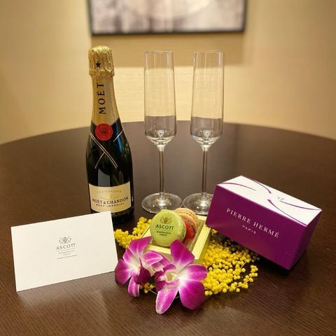 Anniversary plan (with champagne, macaroons and breakfast)