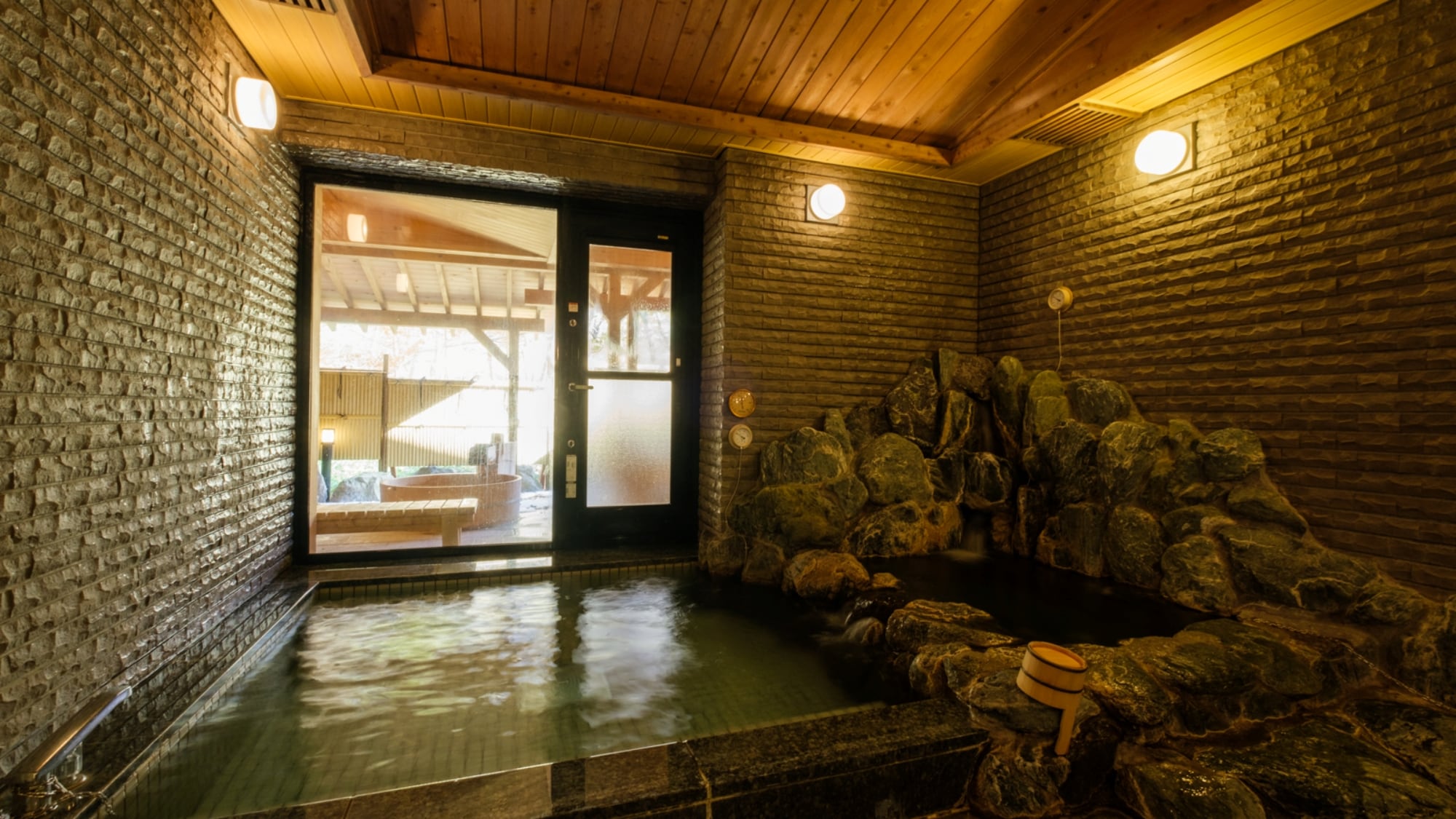 You can enjoy hot spring water drawn from Yumoto in Nasu Town, Tochigi Prefecture, which is famous as the Nasu hot spring resort.
