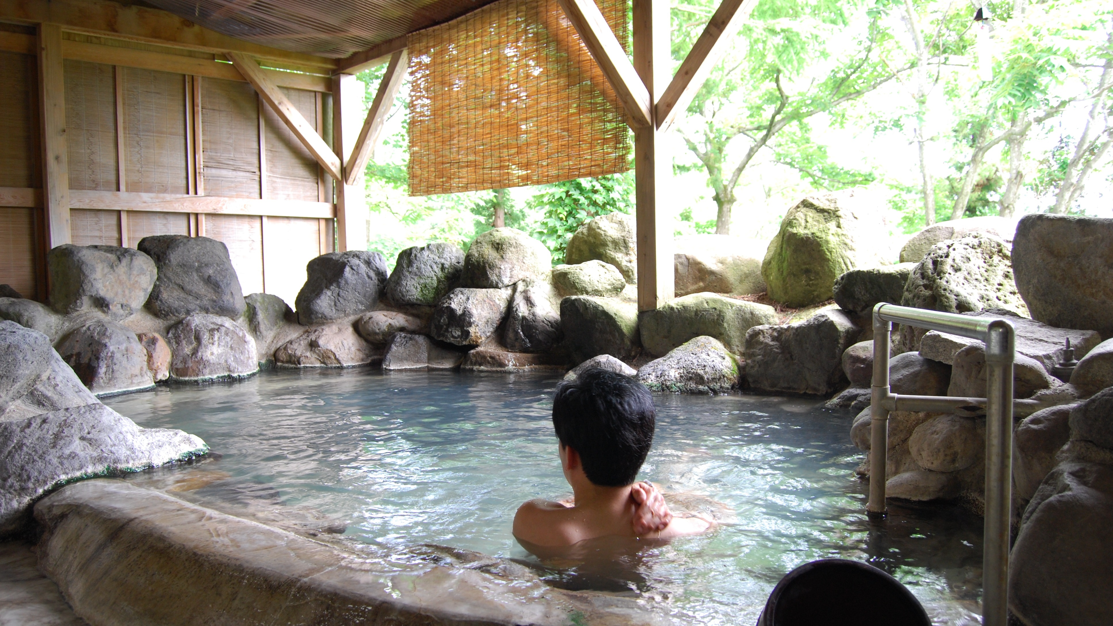 The small size of the open-air bath allows you to soothe your mind and blend into the tranquil environment.