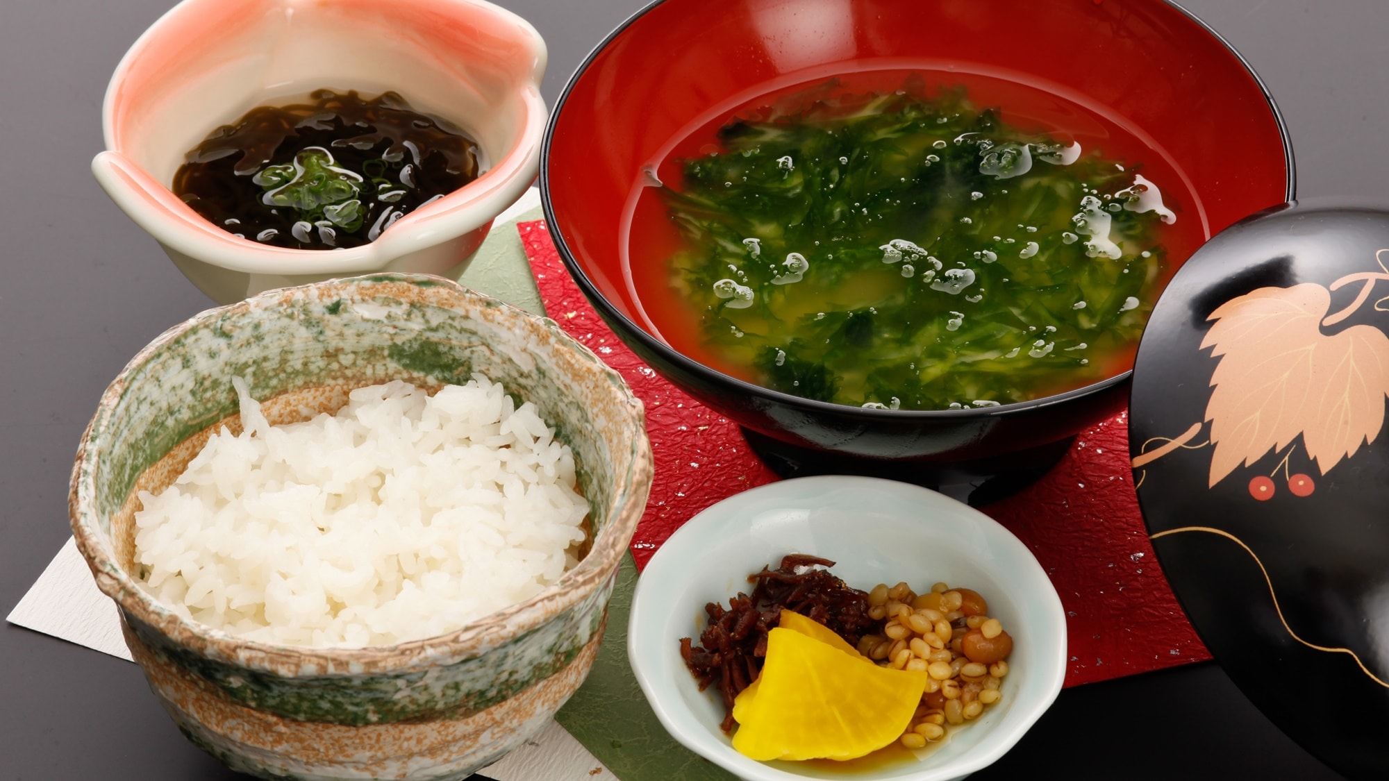 [Dinner example] Rice from the terraced fields, seaweed, mozuku seaweed, and locally produced miso, all packed with the bounty of Minamishimabara!