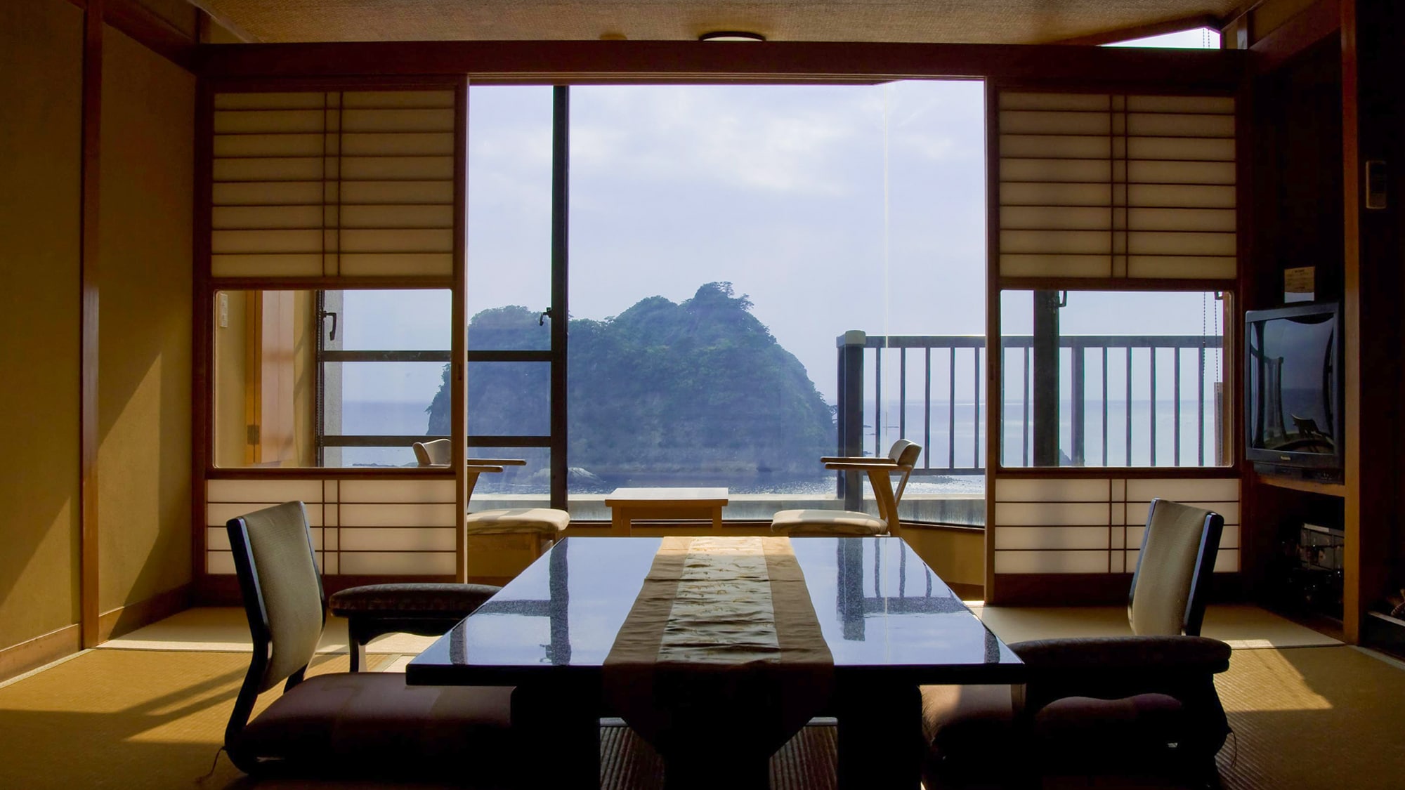■ Deluxe Japanese-style room 10 tatami mats + 4.5 tatami mats | Relax while looking out at the ocean of Nishiizu and Dogashima