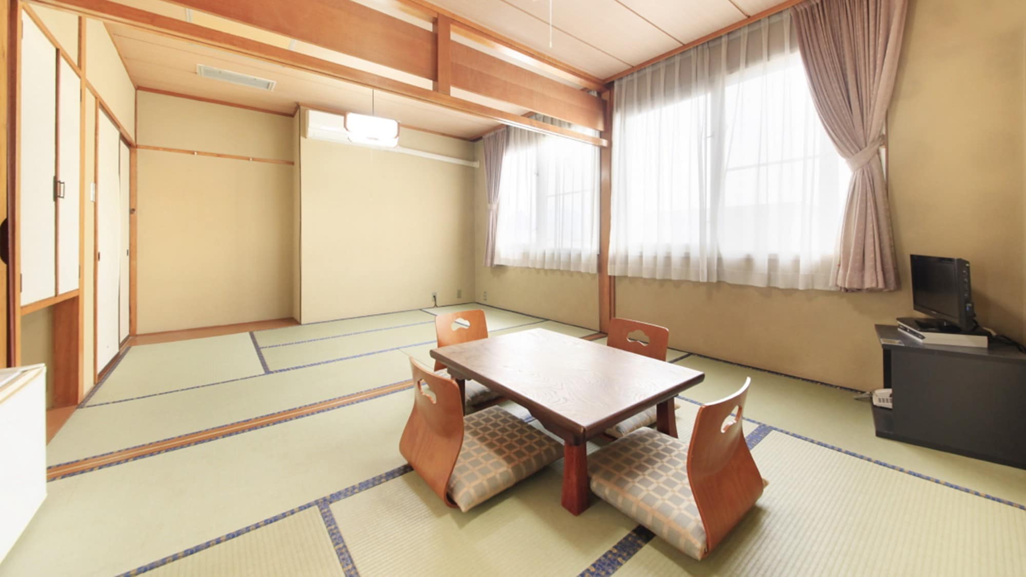 Spacious Japanese-style room 12 tatami mats