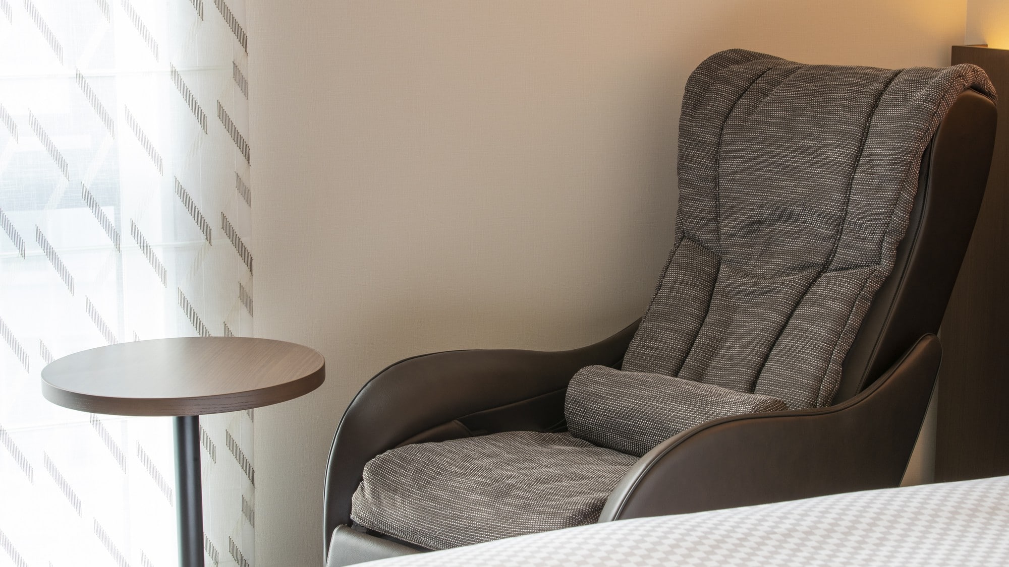 Massage sofa (healing double) that loosens the whole body from the nape of the neck to the ankles